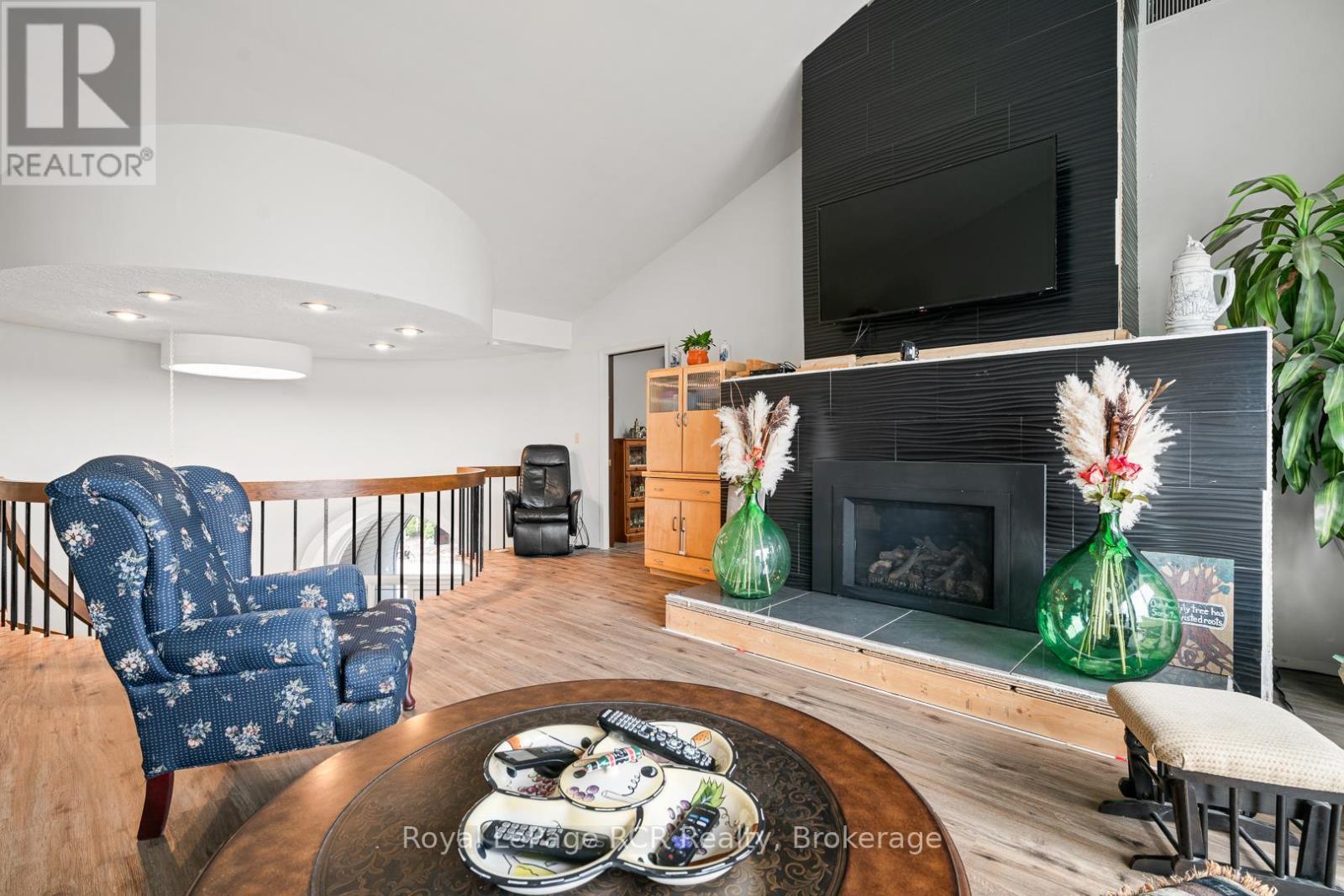 












136 4TH AVENUE

,
Hanover,




Ontario
N4N2B3

