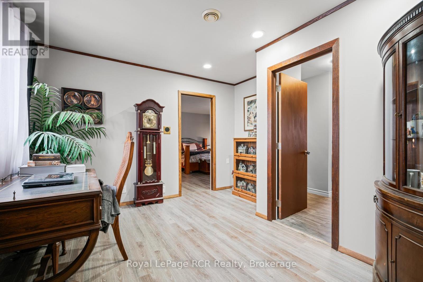 












136 4TH AVENUE

,
Hanover,




Ontario
N4N2B3

