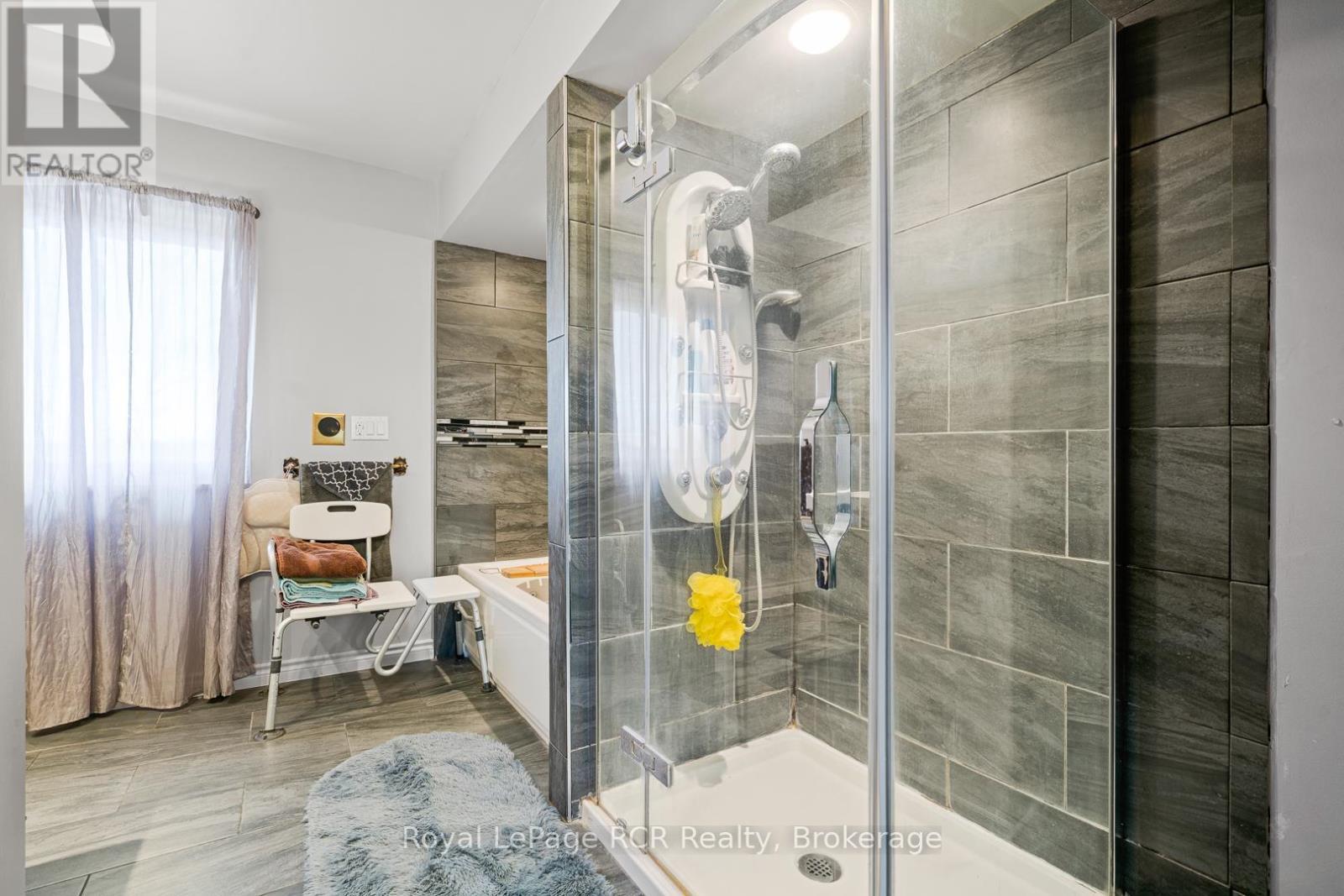 












136 4TH AVENUE

,
Hanover,




Ontario
N4N2B3

