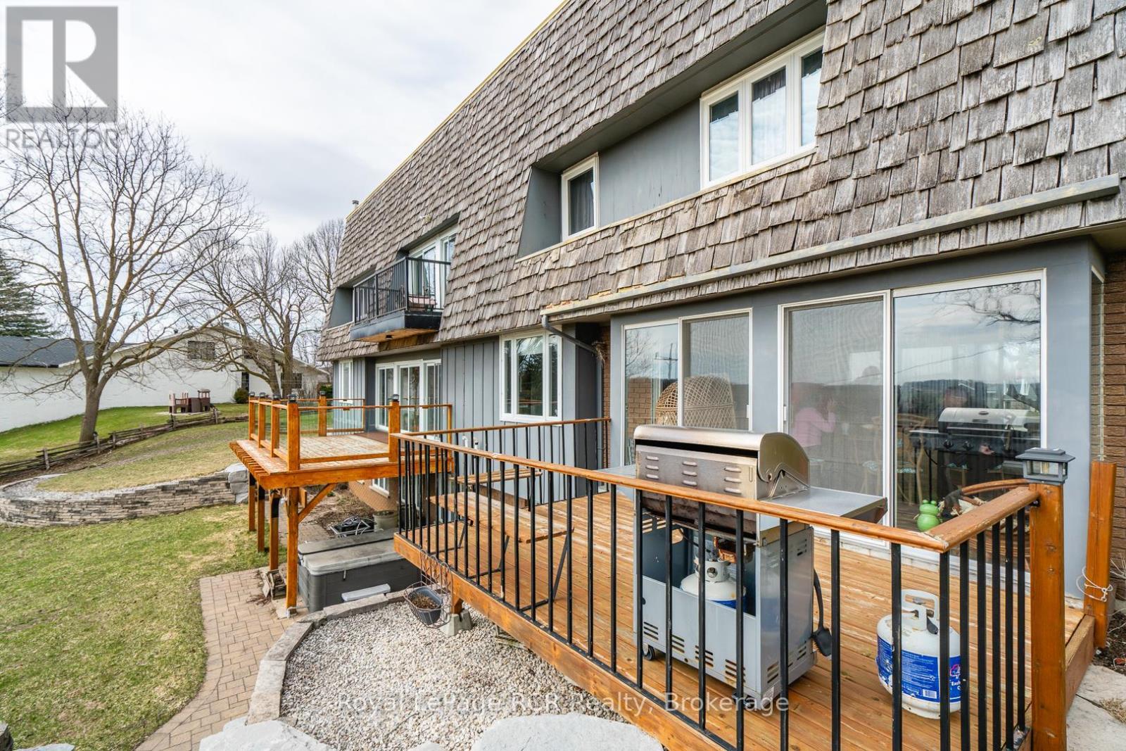 












136 4TH AVENUE

,
Hanover,




Ontario
N4N2B3

