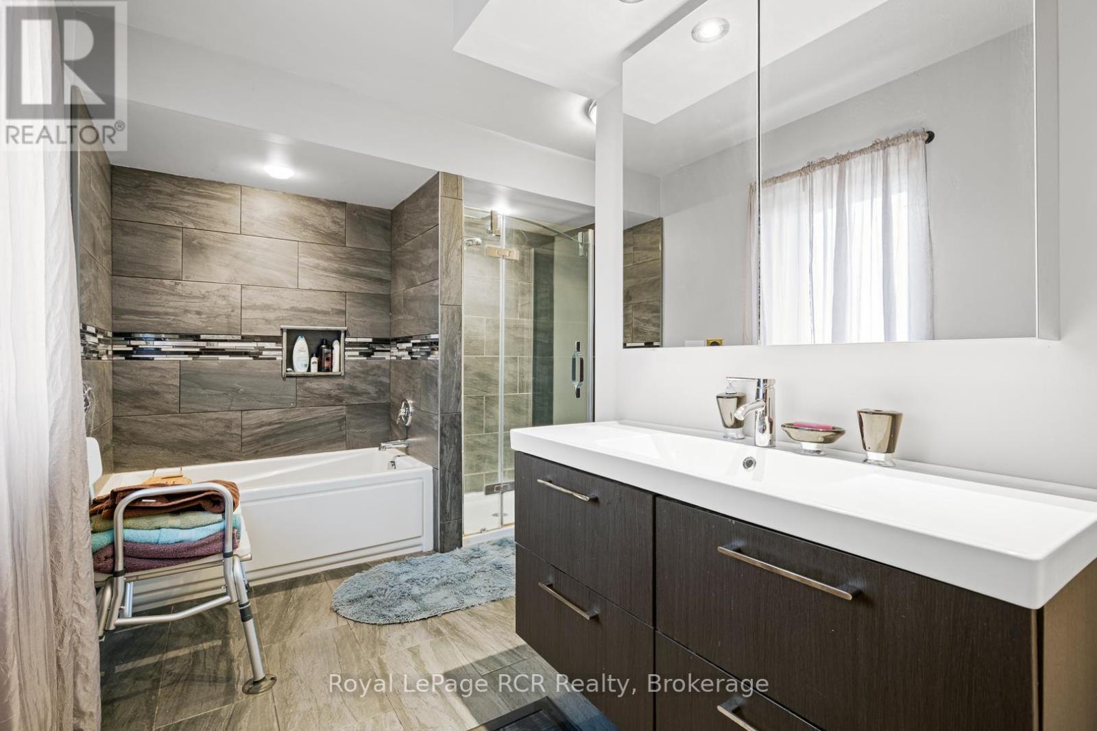 












136 4TH AVENUE

,
Hanover,




Ontario
N4N2B3

