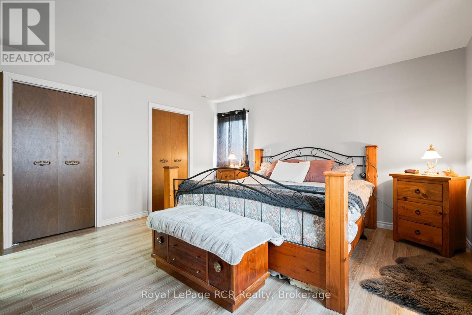 












136 4TH AVENUE

,
Hanover,




Ontario
N4N2B3

