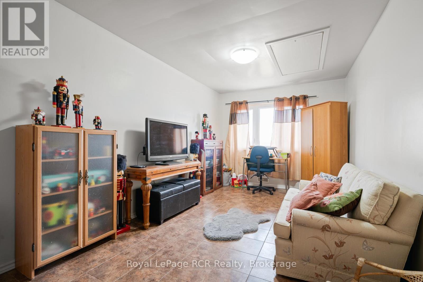 












136 4TH AVENUE

,
Hanover,




Ontario
N4N2B3

