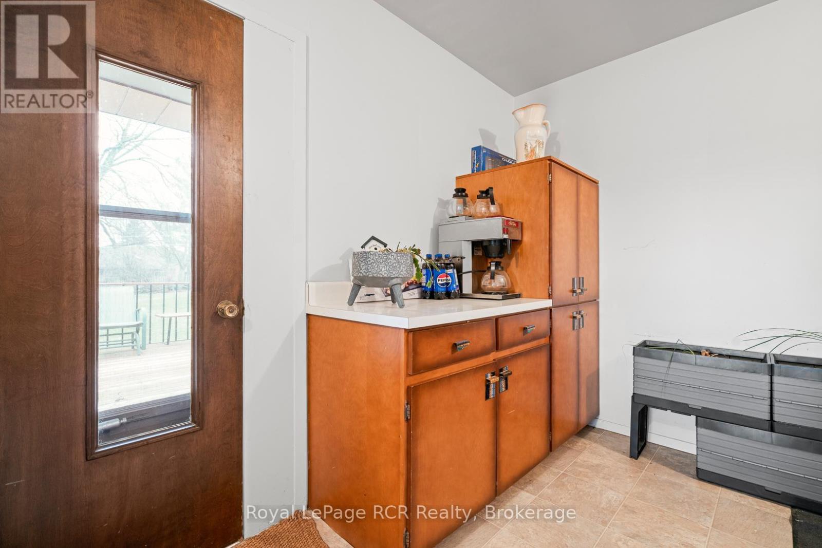 












136 4TH AVENUE

,
Hanover,




Ontario
N4N2B3

