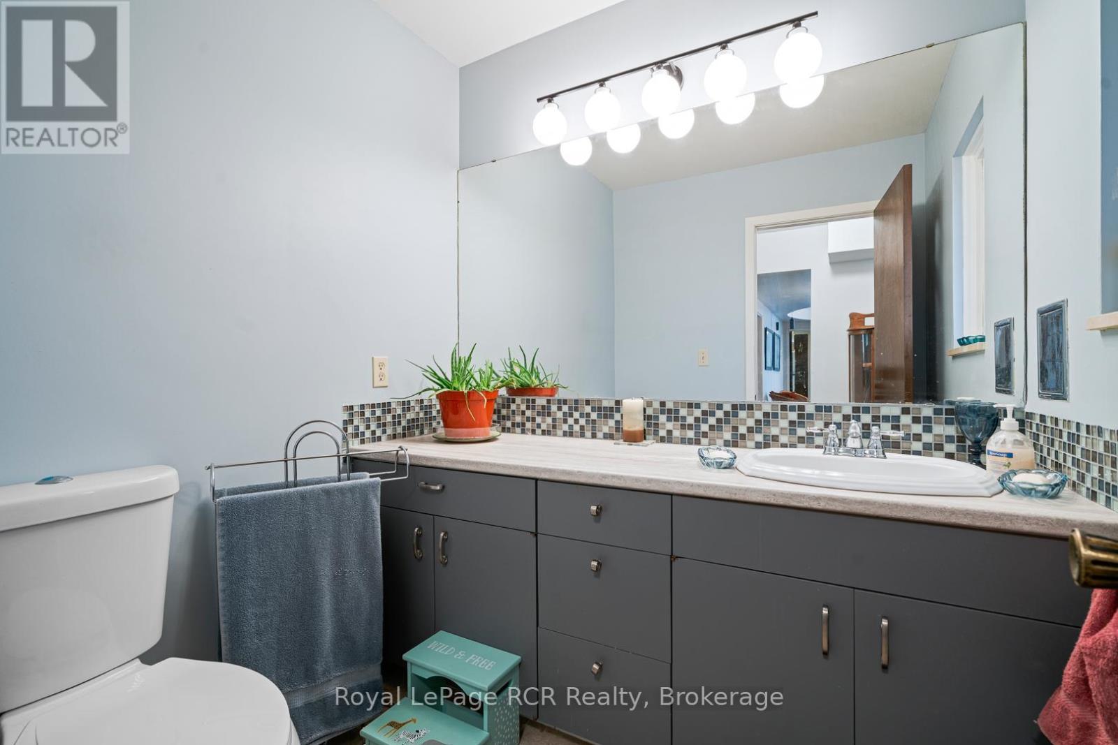 












136 4TH AVENUE

,
Hanover,




Ontario
N4N2B3

