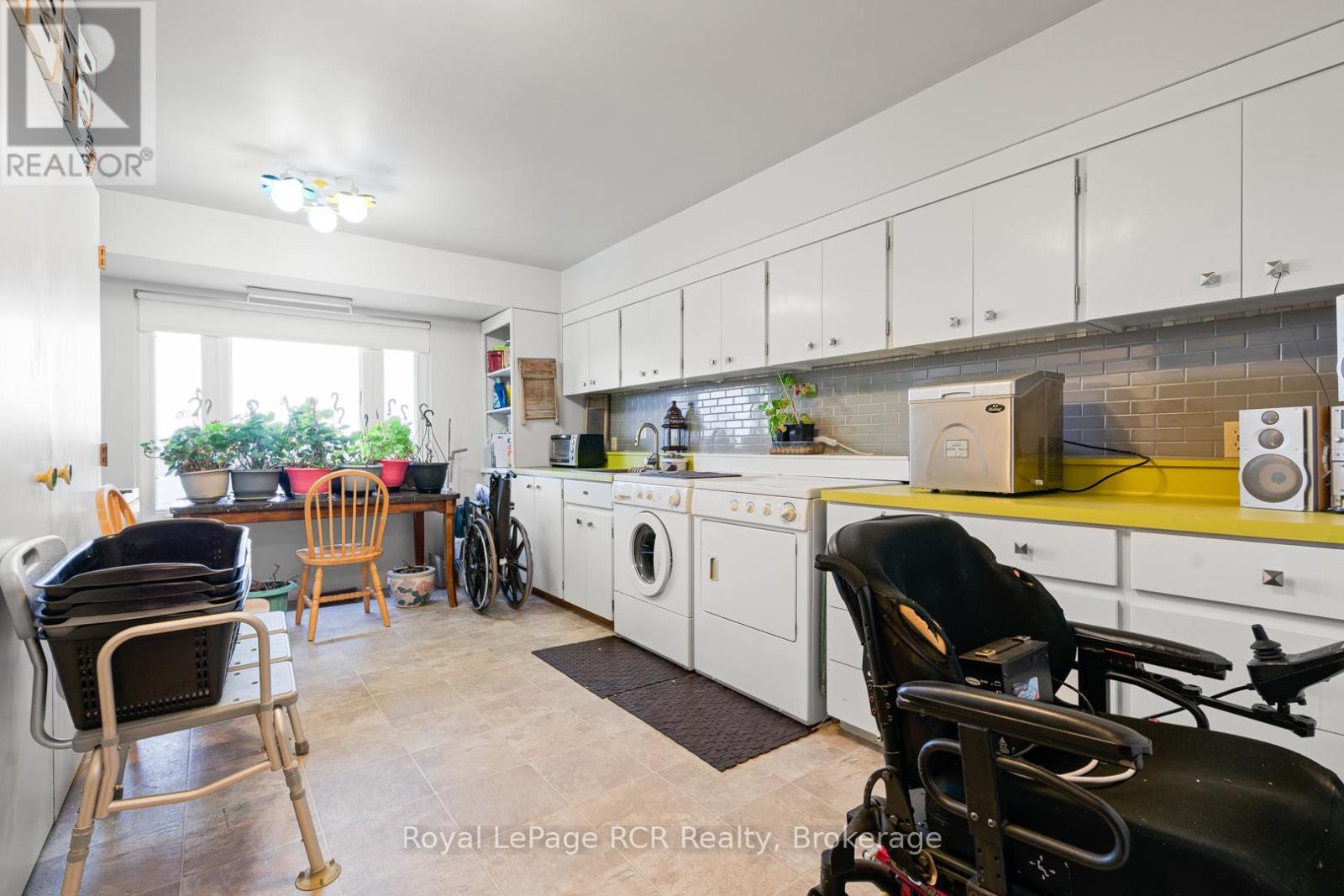 












136 4TH AVENUE

,
Hanover,




Ontario
N4N2B3

