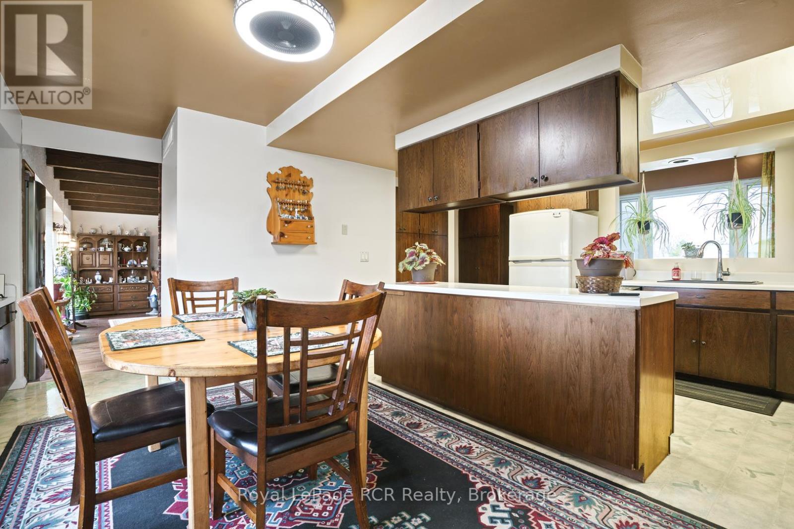 












136 4TH AVENUE

,
Hanover,




Ontario
N4N2B3

