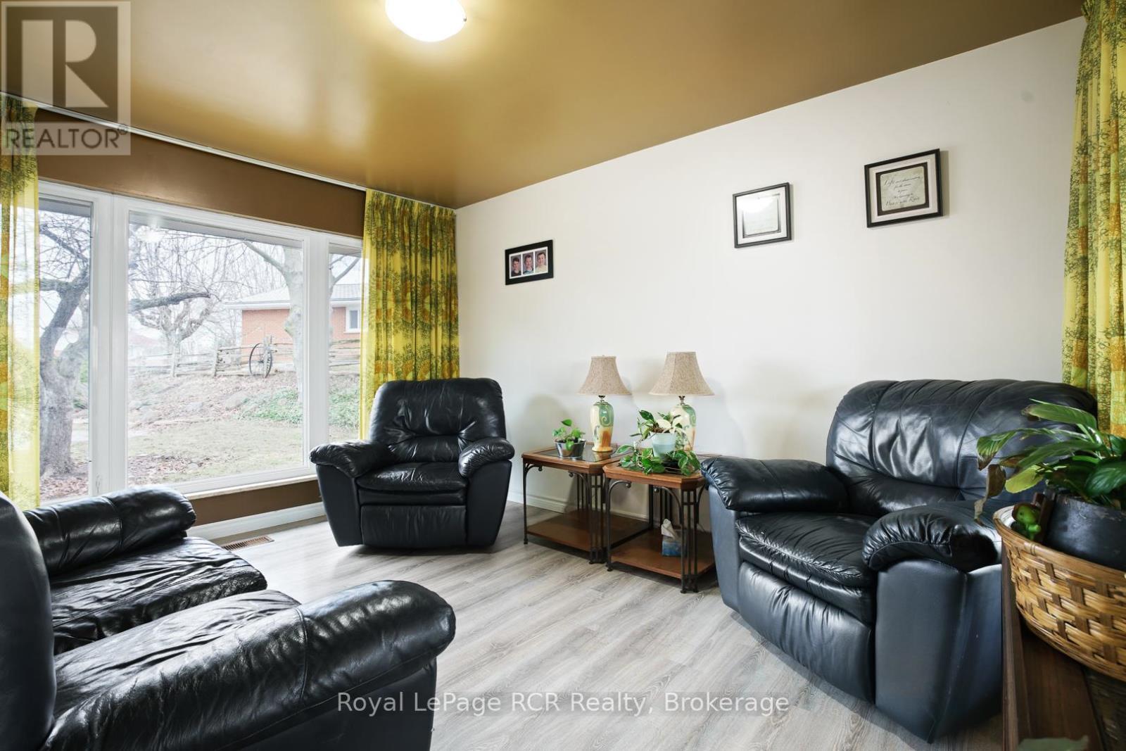 












136 4TH AVENUE

,
Hanover,




Ontario
N4N2B3

