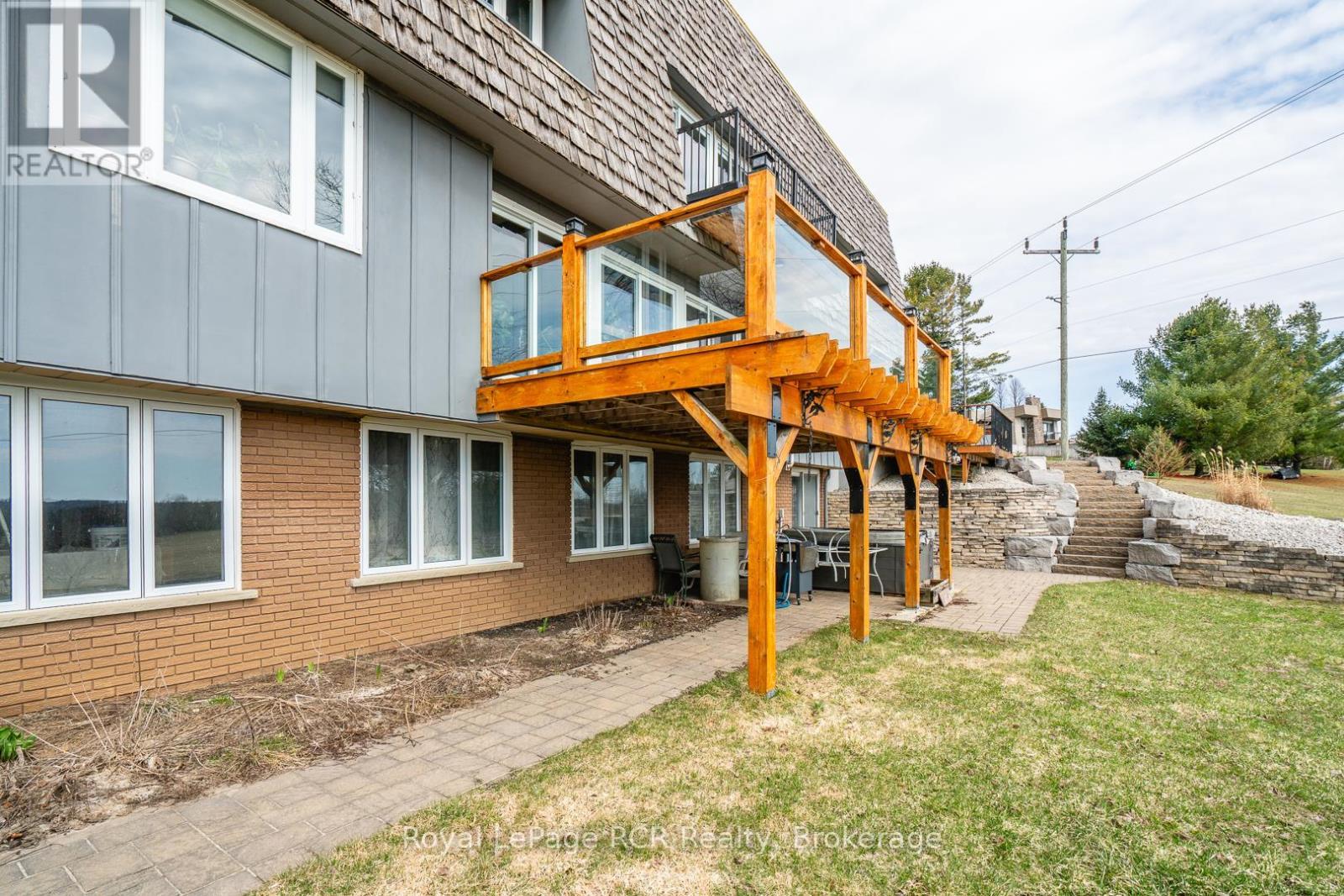 












136 4TH AVENUE

,
Hanover,




Ontario
N4N2B3


