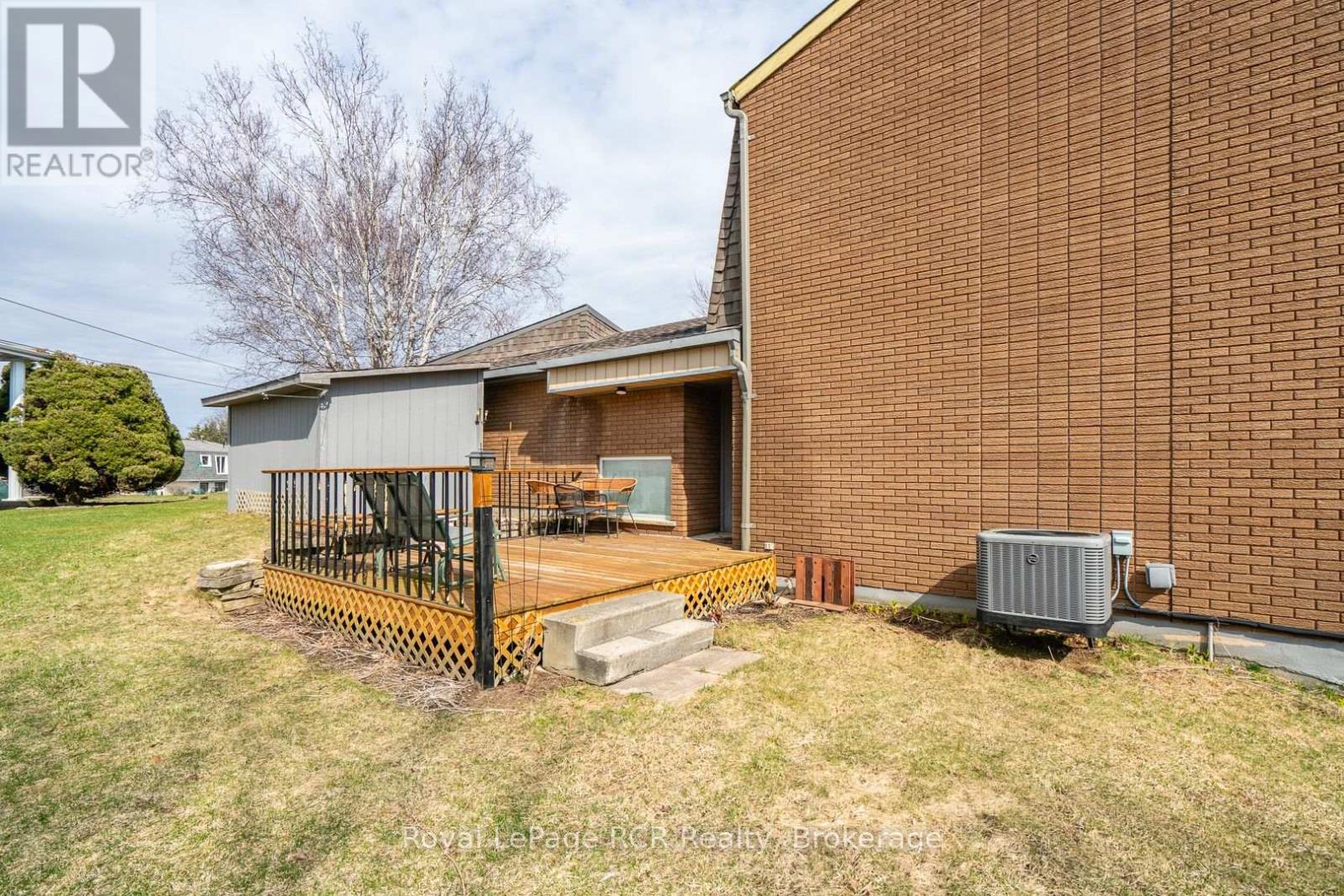 












136 4TH AVENUE

,
Hanover,




Ontario
N4N2B3

