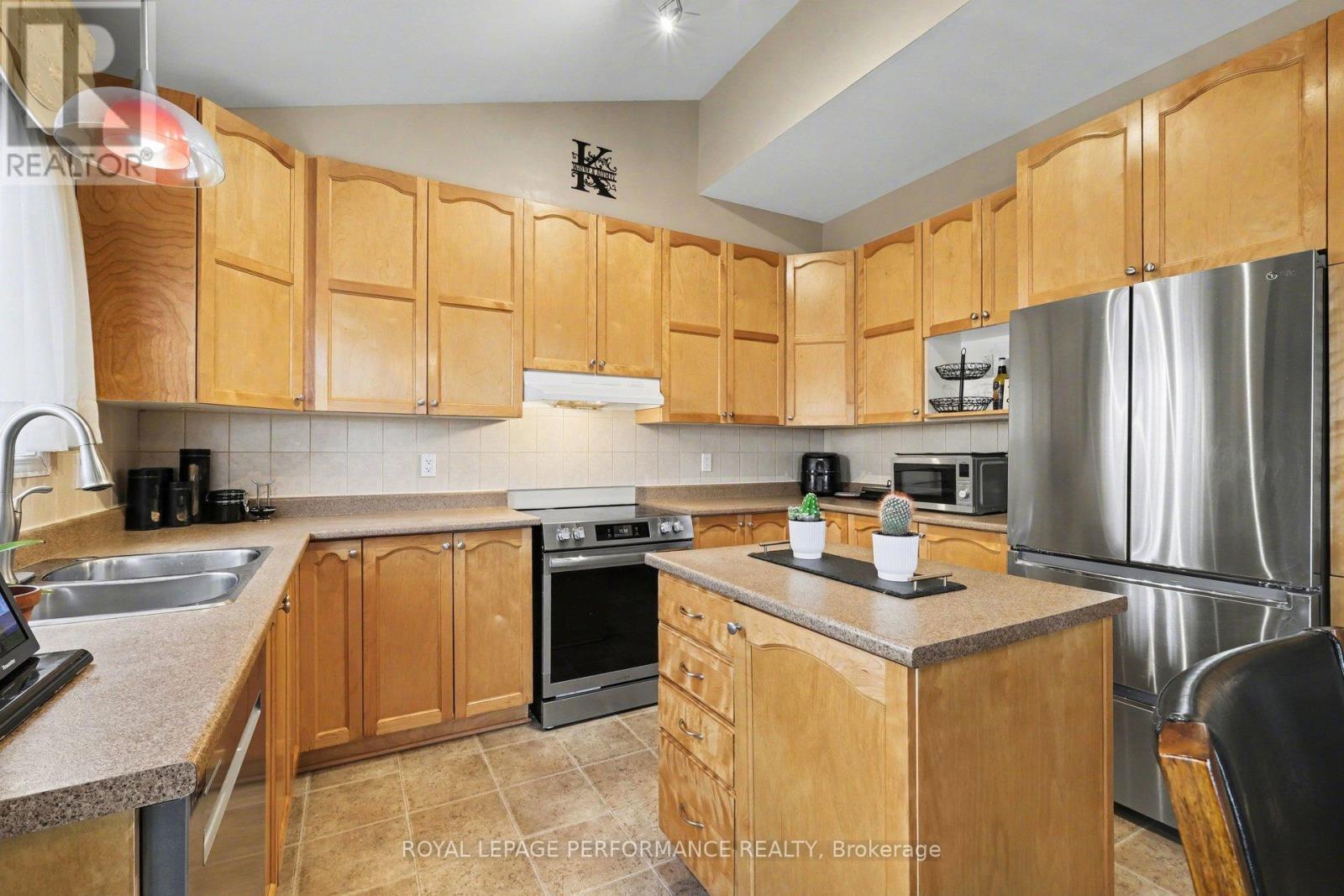 












2202 CLENDENAN CRESCENT

,
Ottawa,




Ontario
K4A4S8

