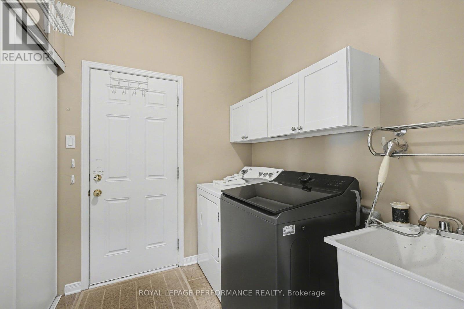 












2202 CLENDENAN CRESCENT

,
Ottawa,




Ontario
K4A4S8

