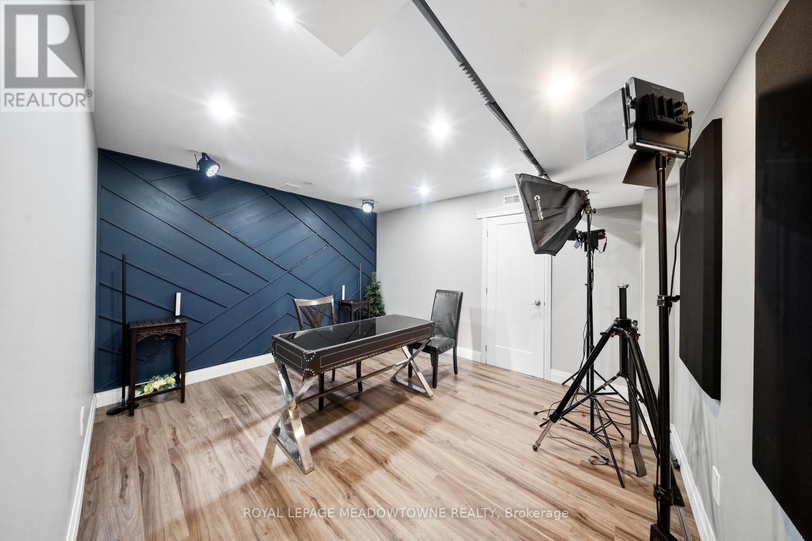 












254 MAIN STREET S

,
Halton Hills,




Ontario
L7G4S5


