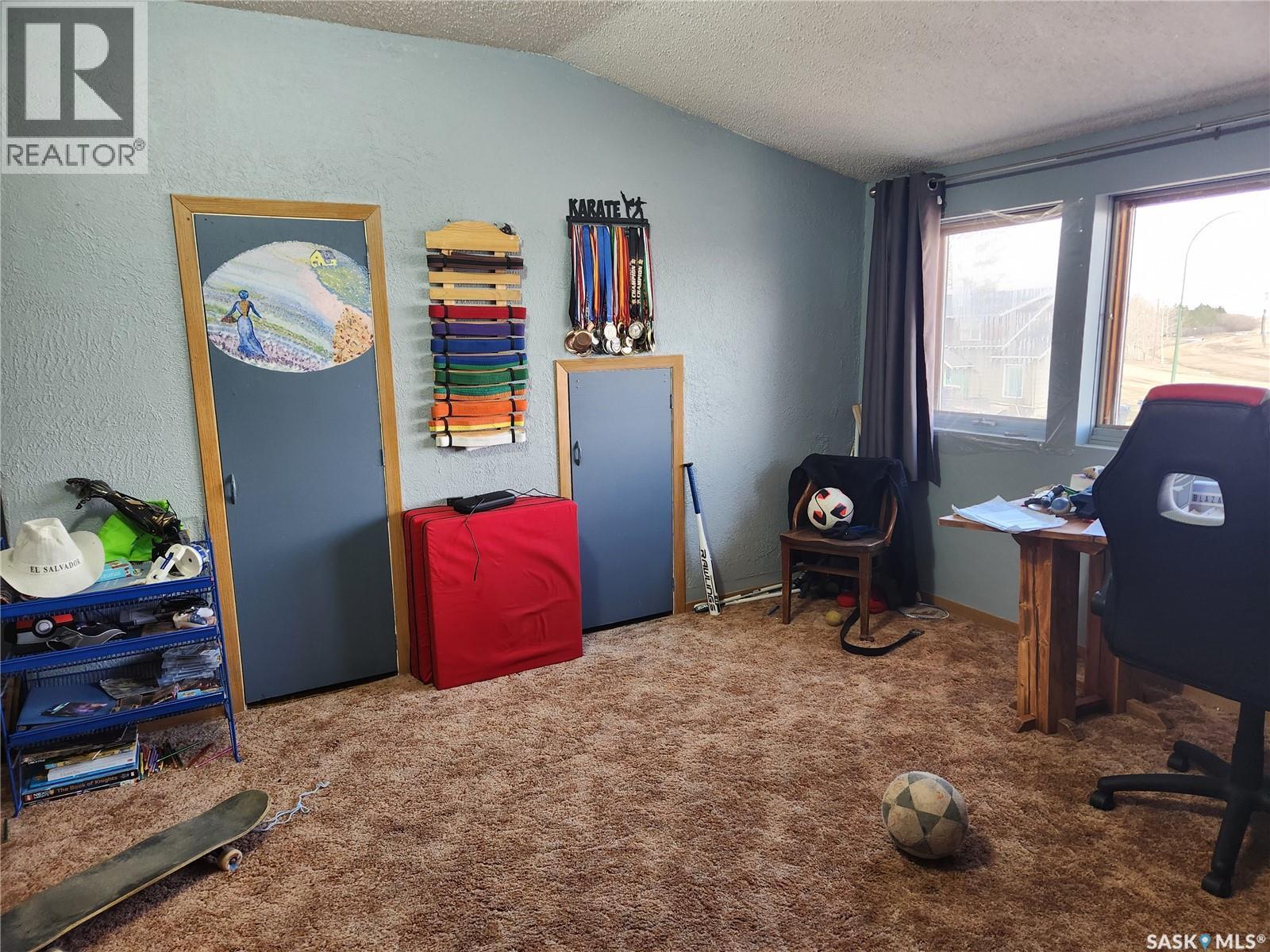 












705 Main STREET

,
Zenon Park,




Saskatchewan
S0E1W0


