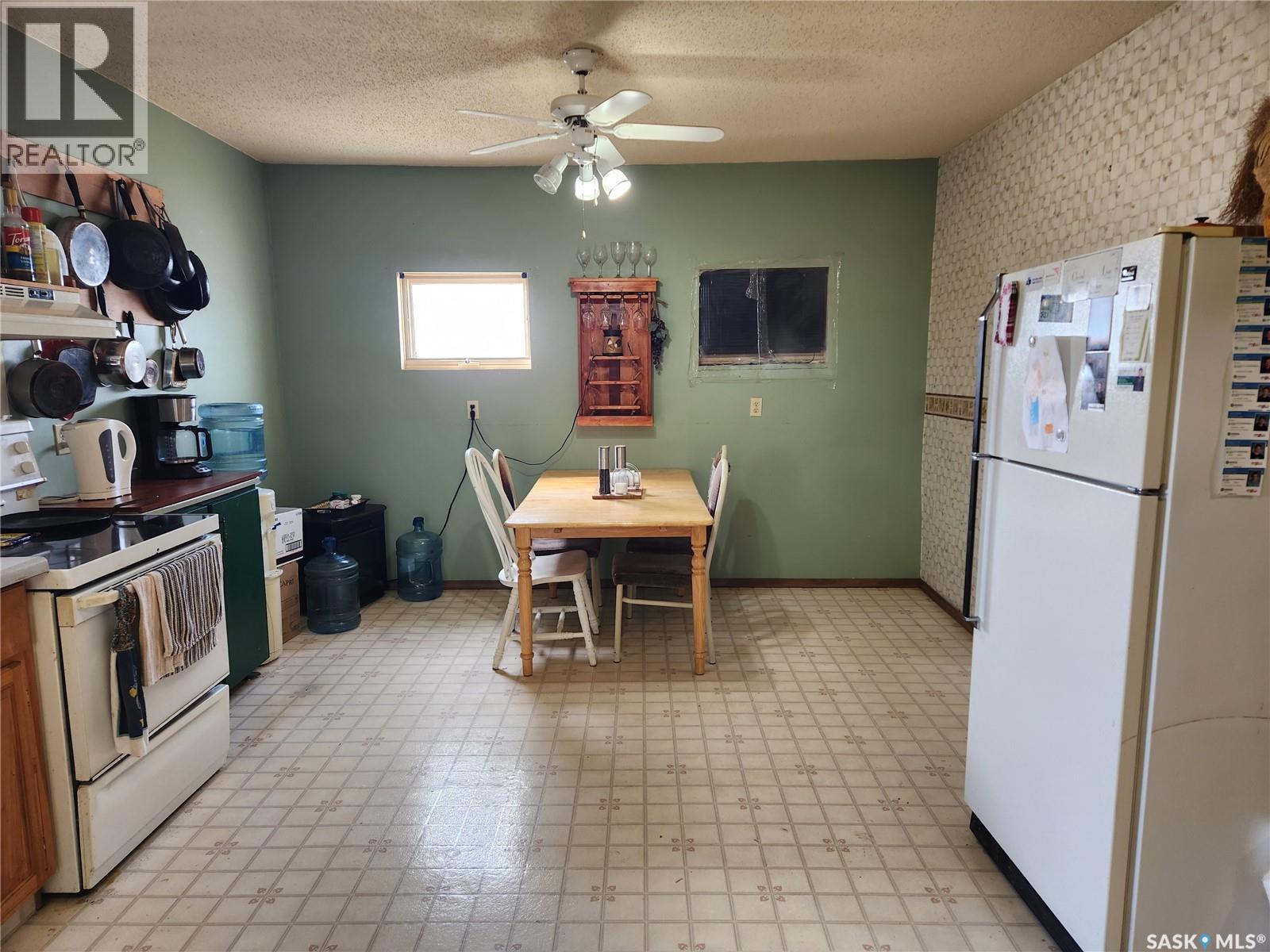 












705 Main STREET

,
Zenon Park,




Saskatchewan
S0E1W0

