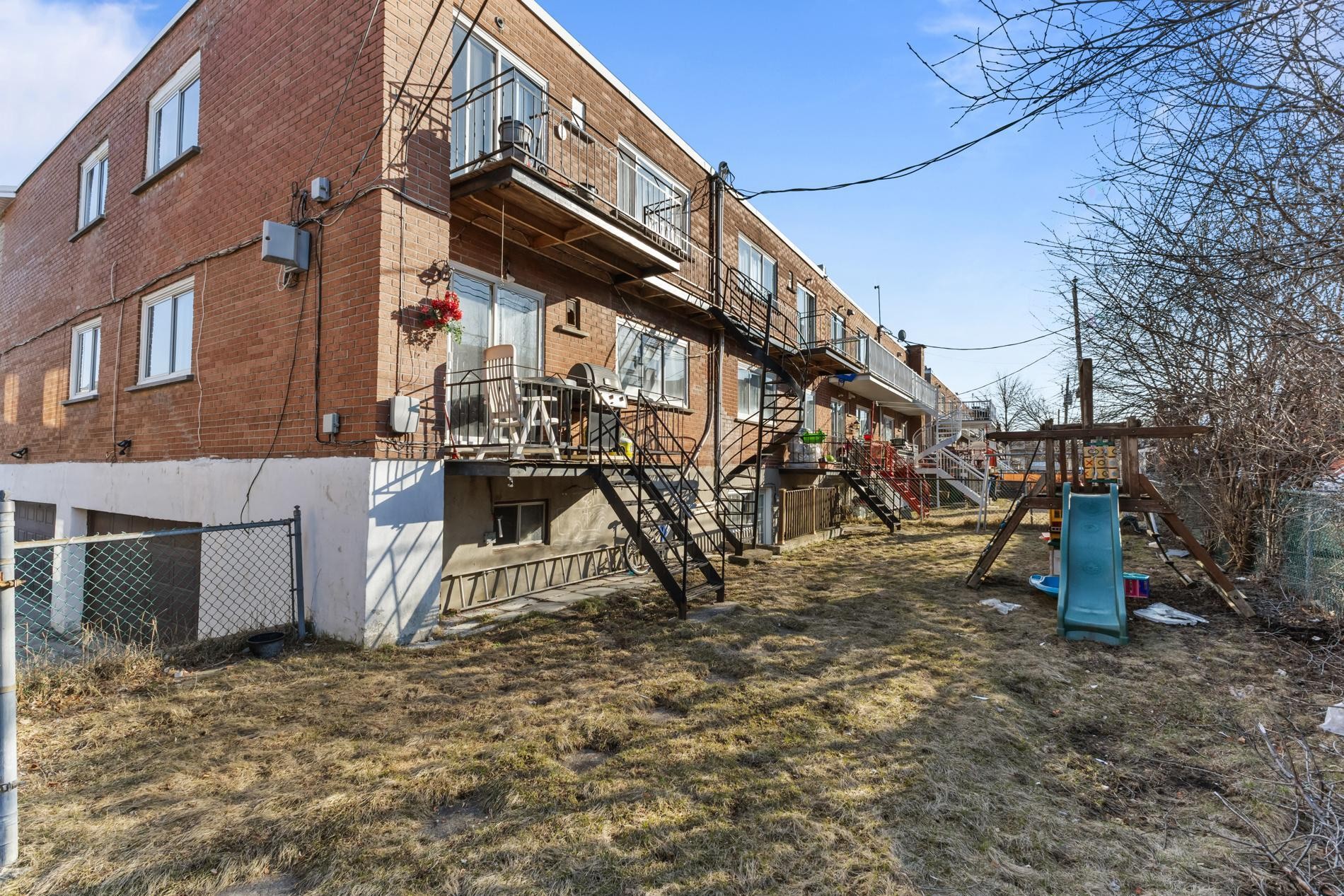 









2365

 - 2369


Rue Hufford

,
Montréal (Saint-Laurent),




QC
H4R1L3

