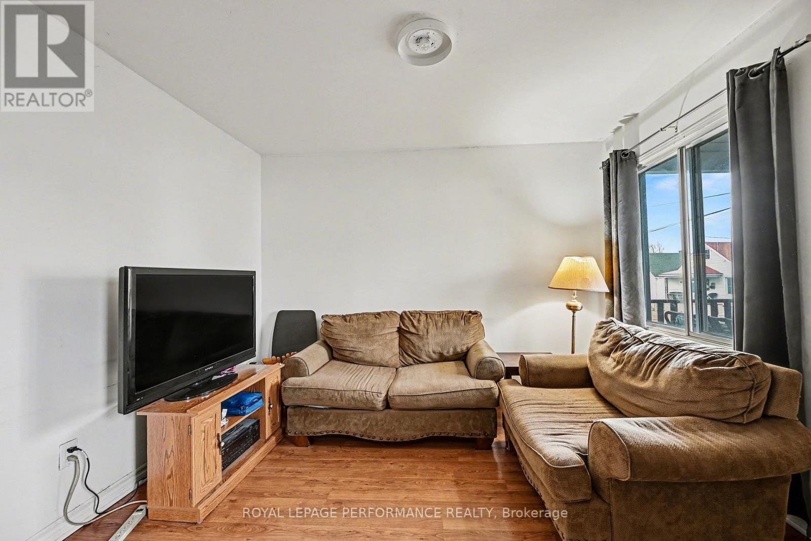 












414 GILLESPIE AVENUE

,
Cornwall,




Ontario
K6H2T5


