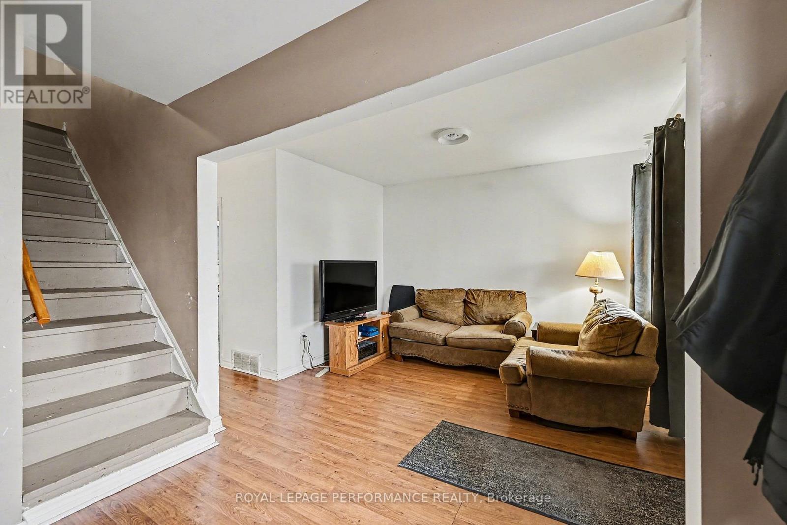 












414 GILLESPIE AVENUE

,
Cornwall,




Ontario
K6H2T5

