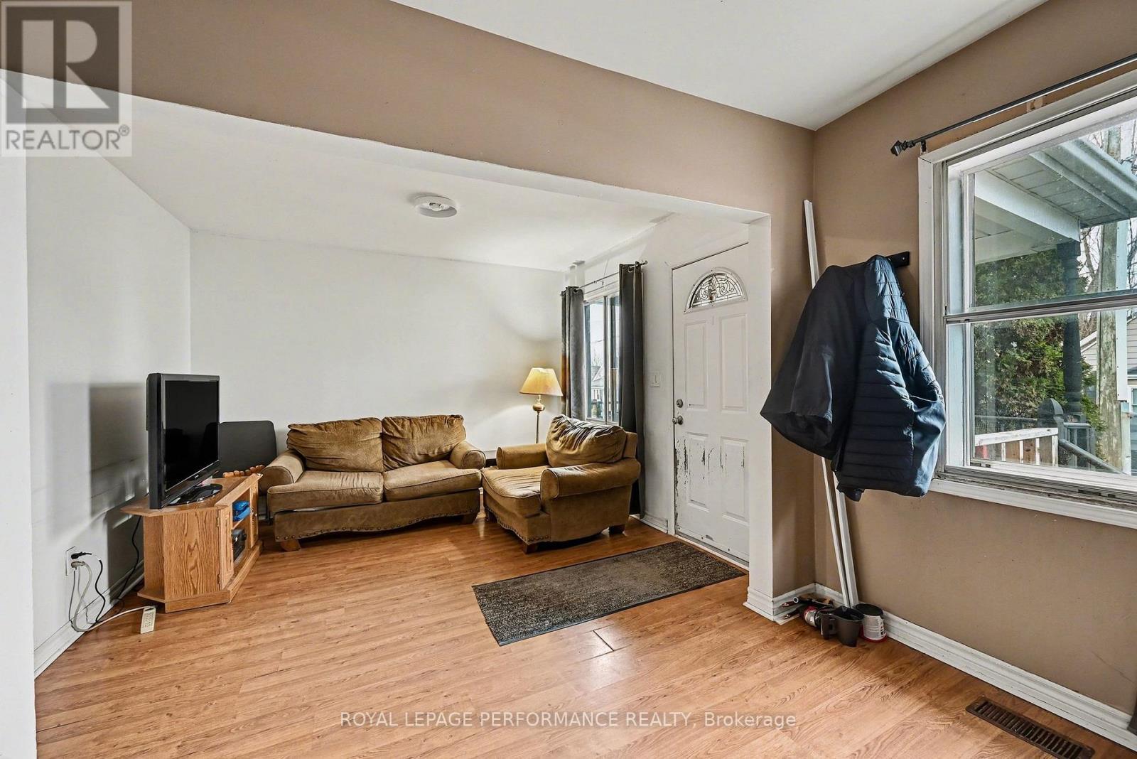 












414 GILLESPIE AVENUE

,
Cornwall,




Ontario
K6H2T5

