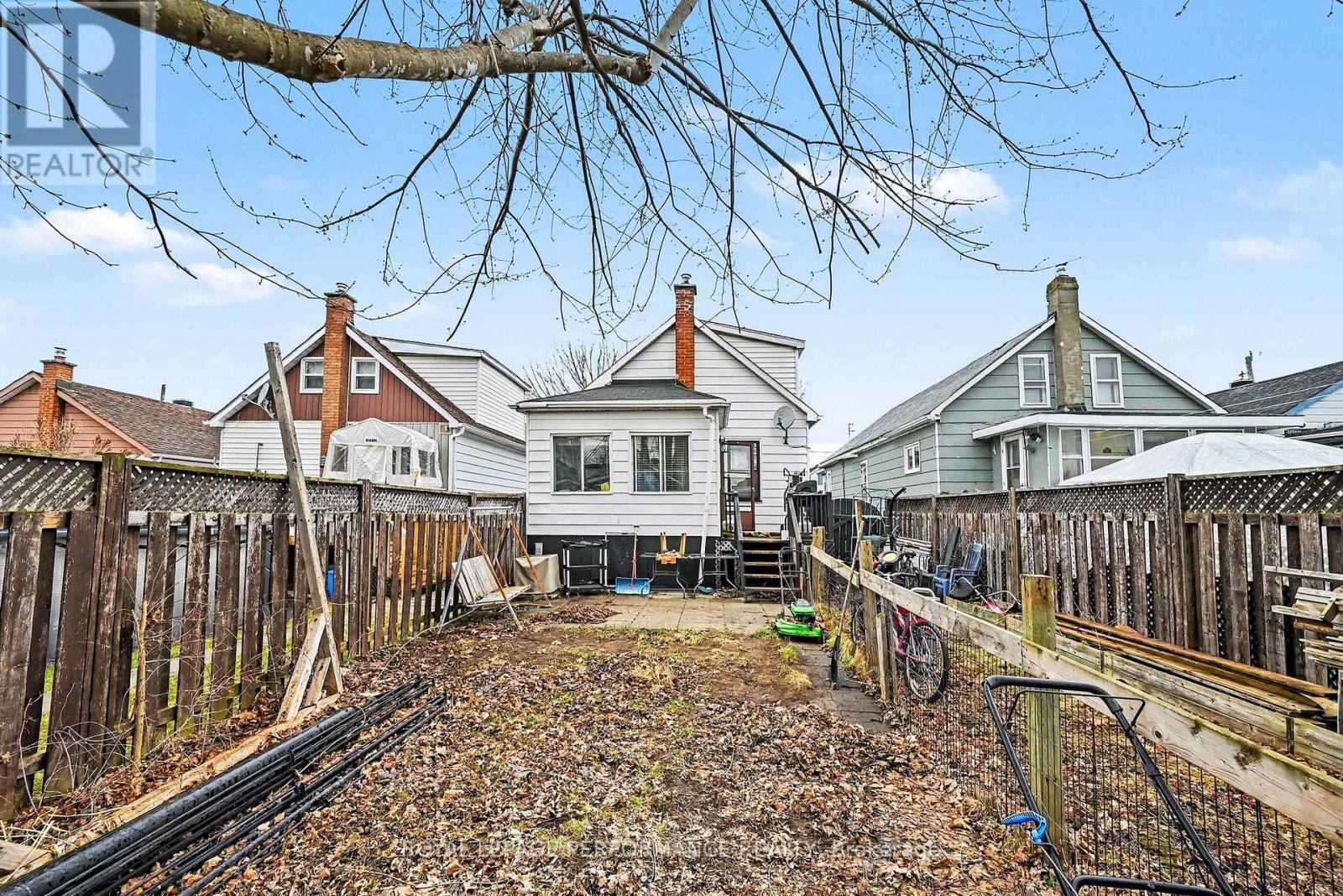 












414 GILLESPIE AVENUE

,
Cornwall,




Ontario
K6H2T5

