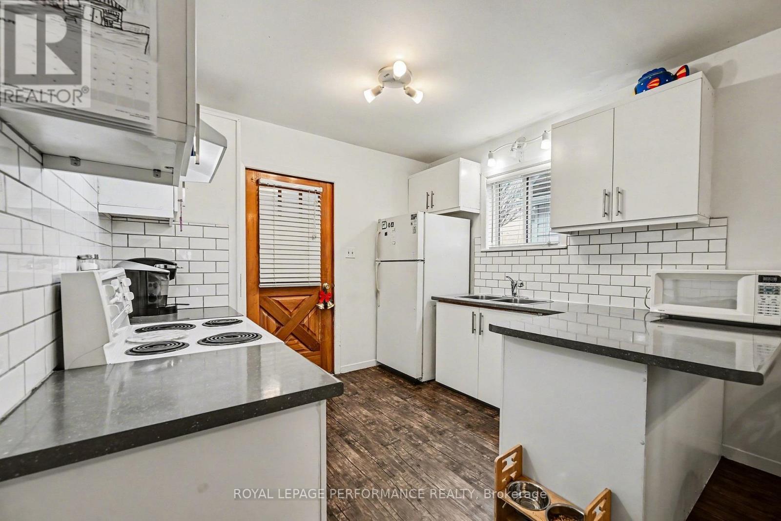 












414 GILLESPIE AVENUE

,
Cornwall,




Ontario
K6H2T5

