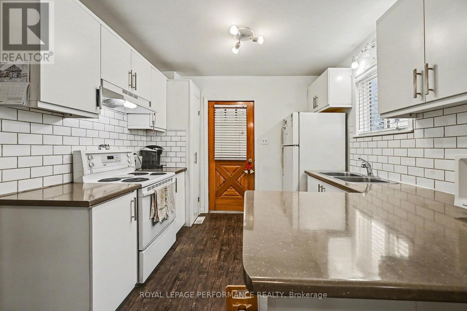 












414 GILLESPIE AVENUE

,
Cornwall,




Ontario
K6H2T5

