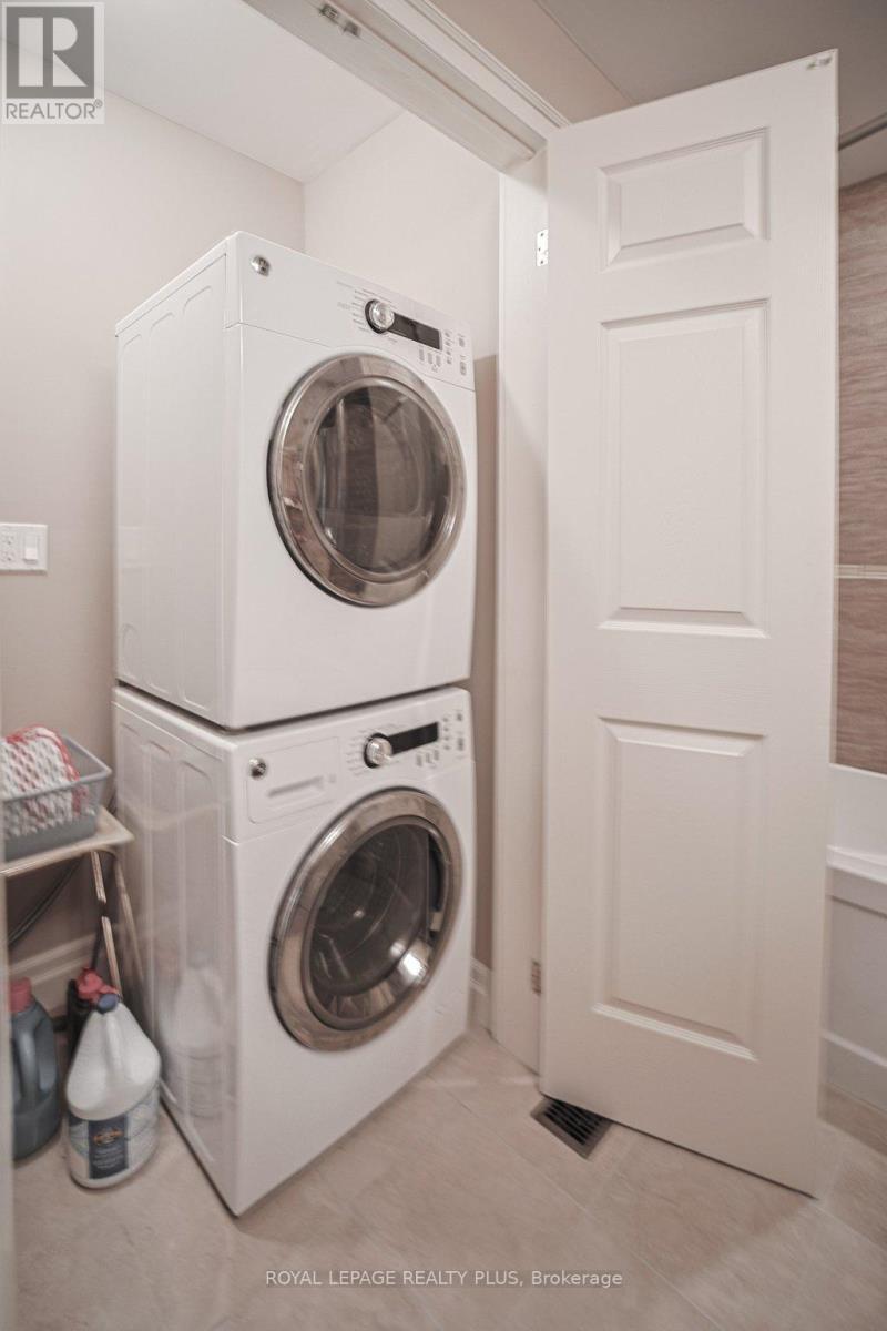 












7 - 1010 CRISTINA COURT

,
Mississauga,




Ontario
L5J4T7

