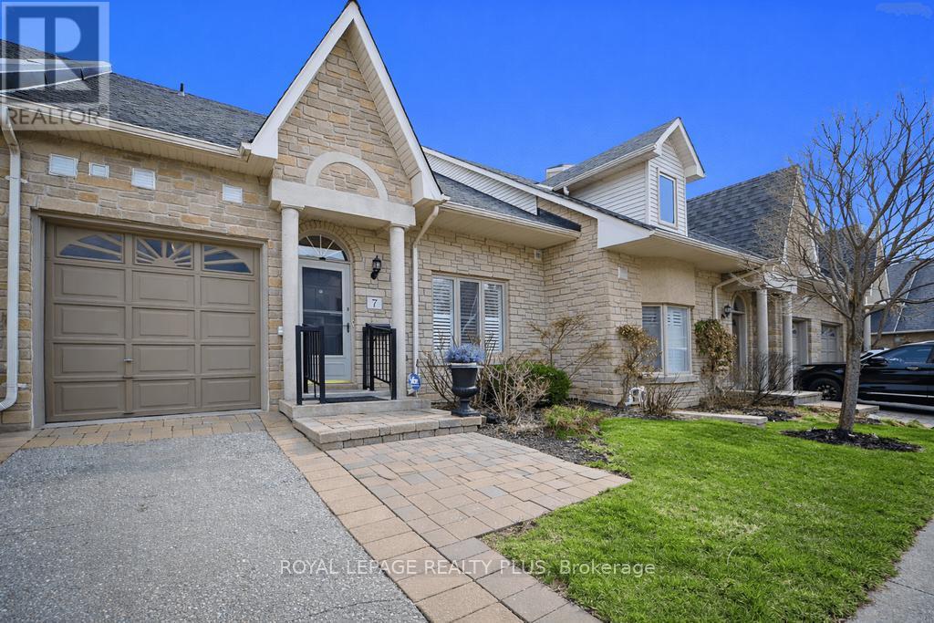 












7 - 1010 CRISTINA COURT

,
Mississauga,




Ontario
L5J4T7

