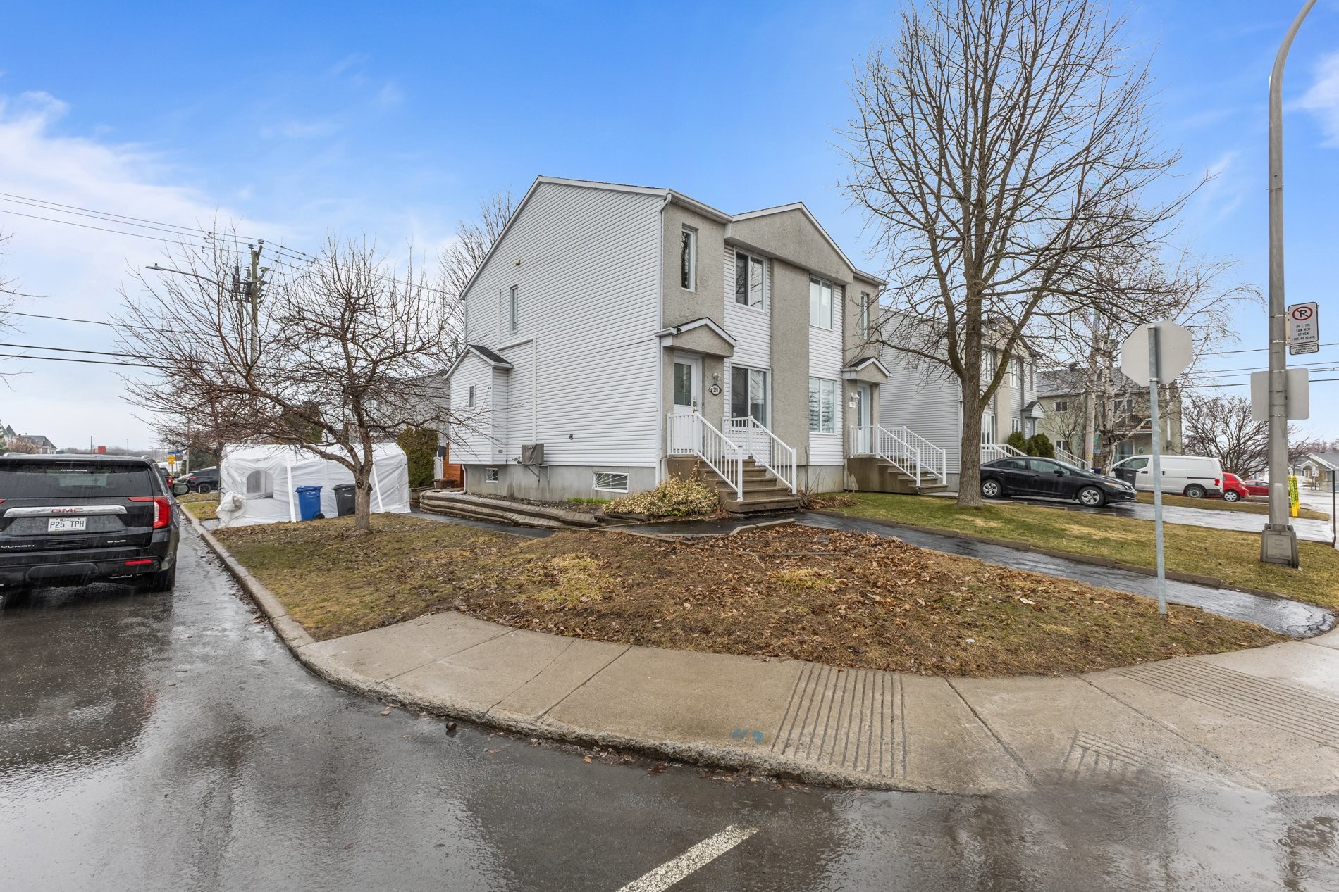 









233


Rue P.-É.-Borduas

,
Laval (Sainte-Rose),




QC
H7L5G7


