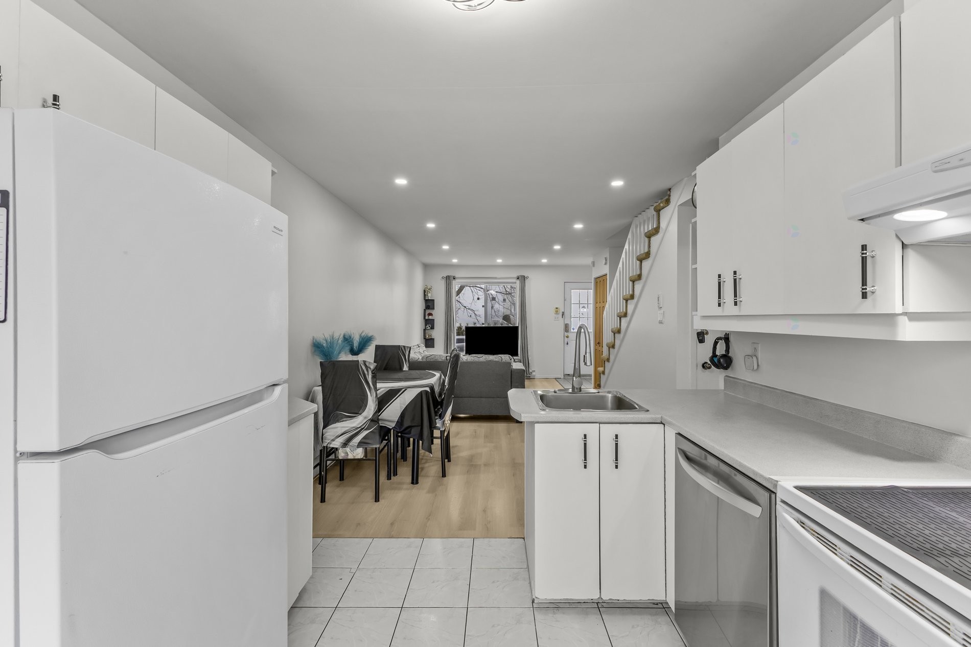 









233


Rue P.-É.-Borduas

,
Laval (Sainte-Rose),




QC
H7L5G7

