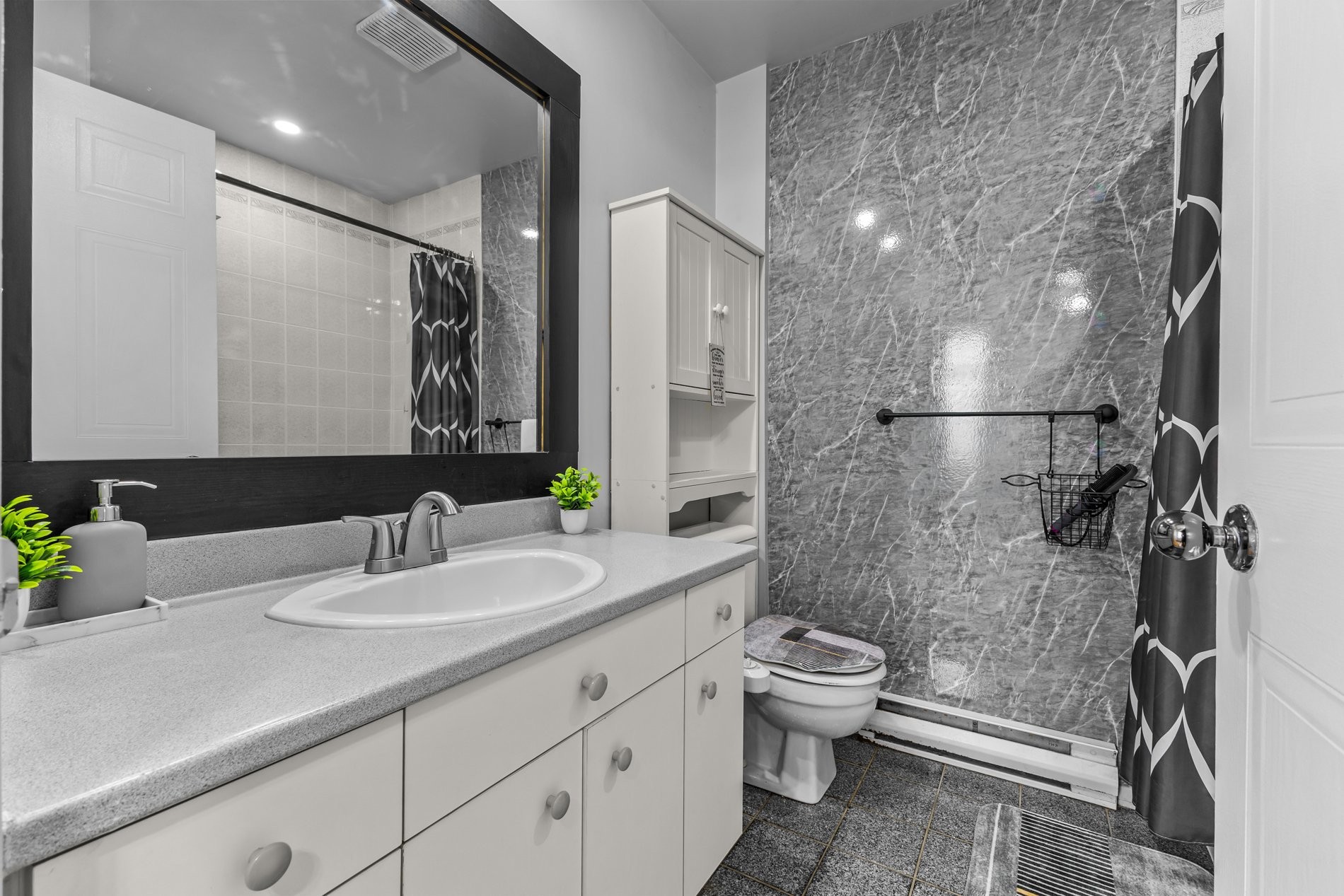 









233


Rue P.-É.-Borduas

,
Laval (Sainte-Rose),




QC
H7L5G7

