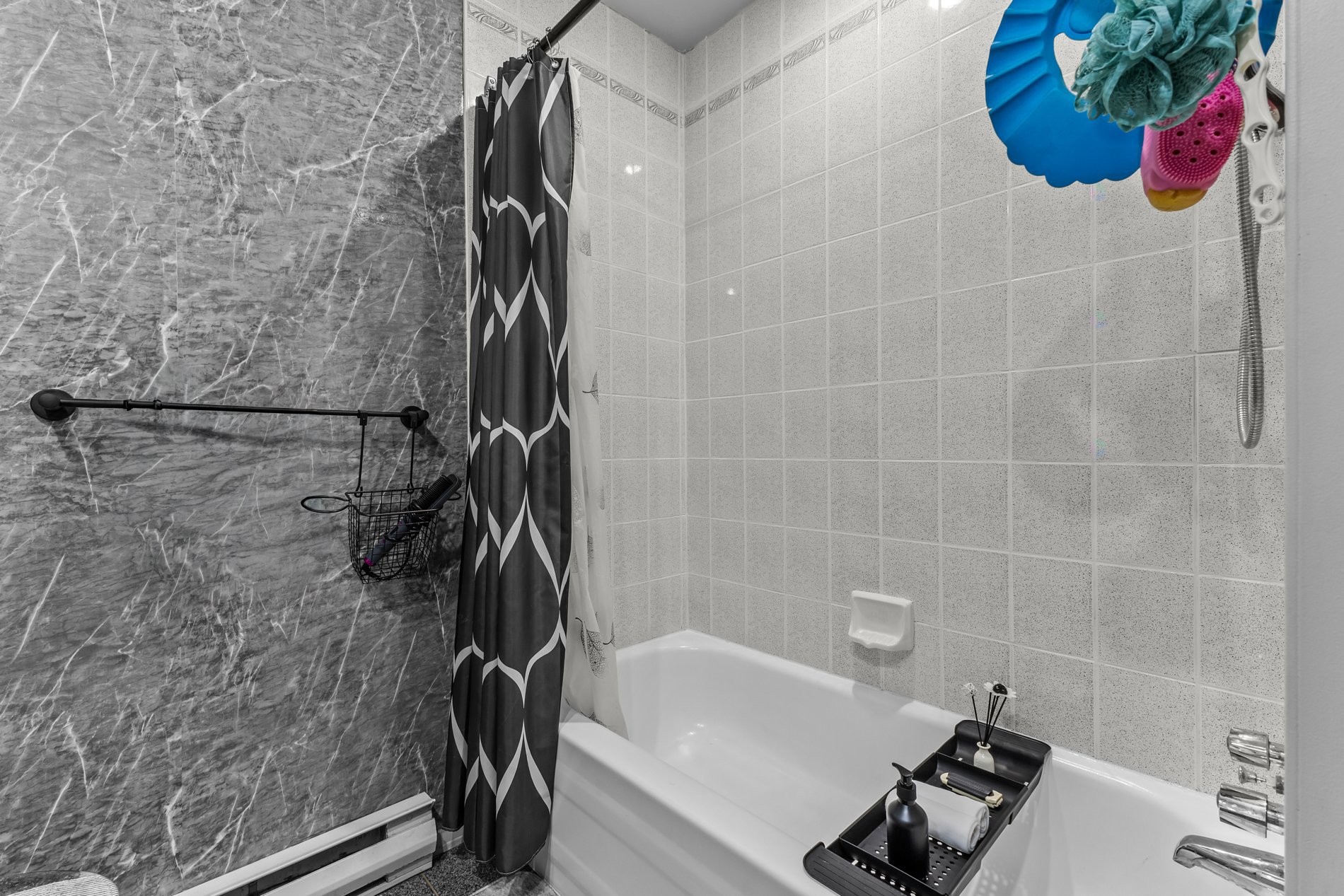 









233


Rue P.-É.-Borduas

,
Laval (Sainte-Rose),




QC
H7L5G7

