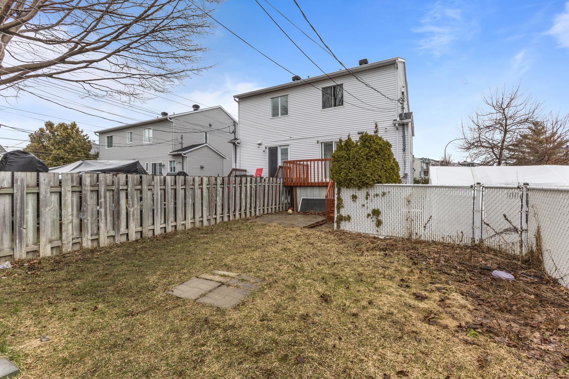 









233


Rue P.-É.-Borduas

,
Laval (Sainte-Rose),




QC
H7L5G7

