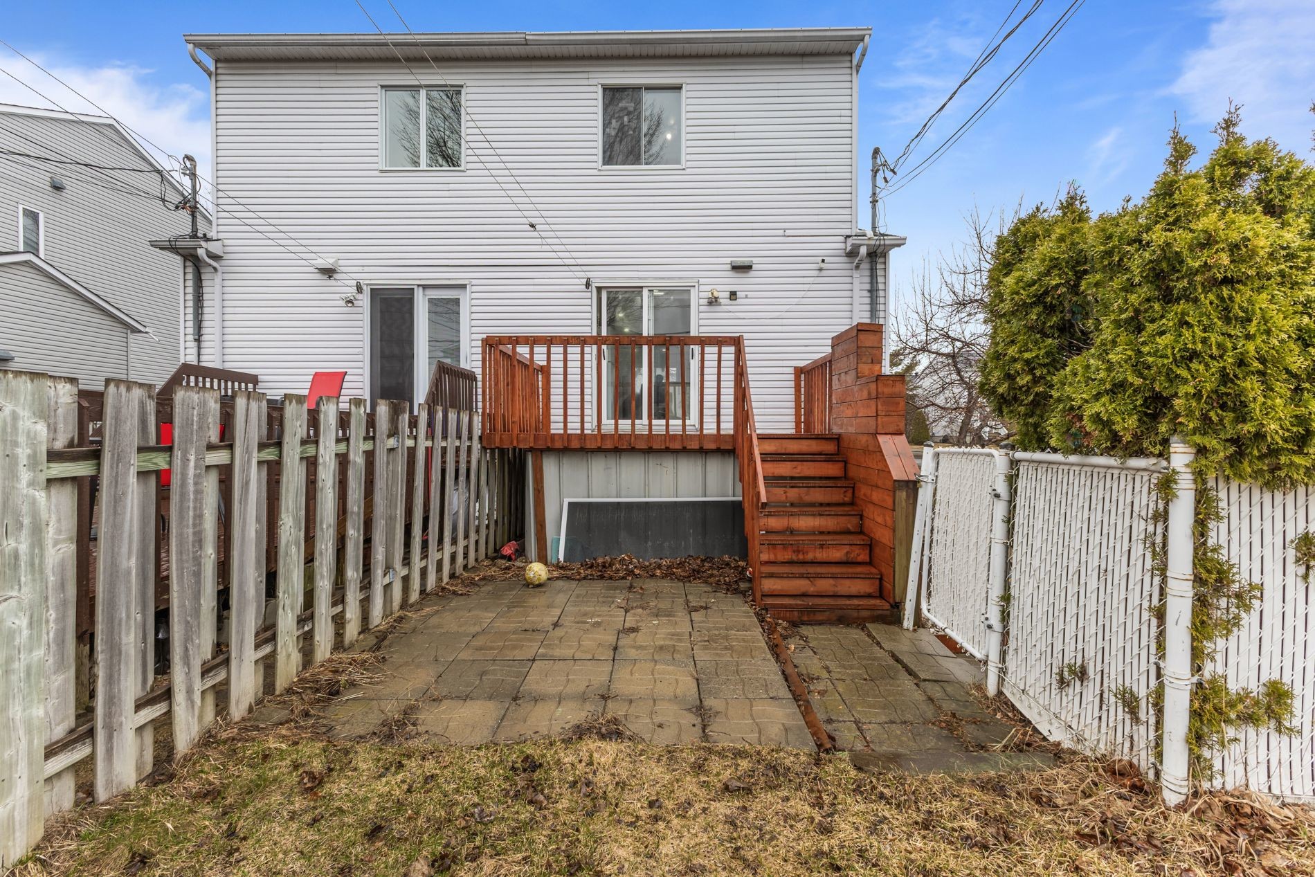 









233


Rue P.-É.-Borduas

,
Laval (Sainte-Rose),




QC
H7L5G7

