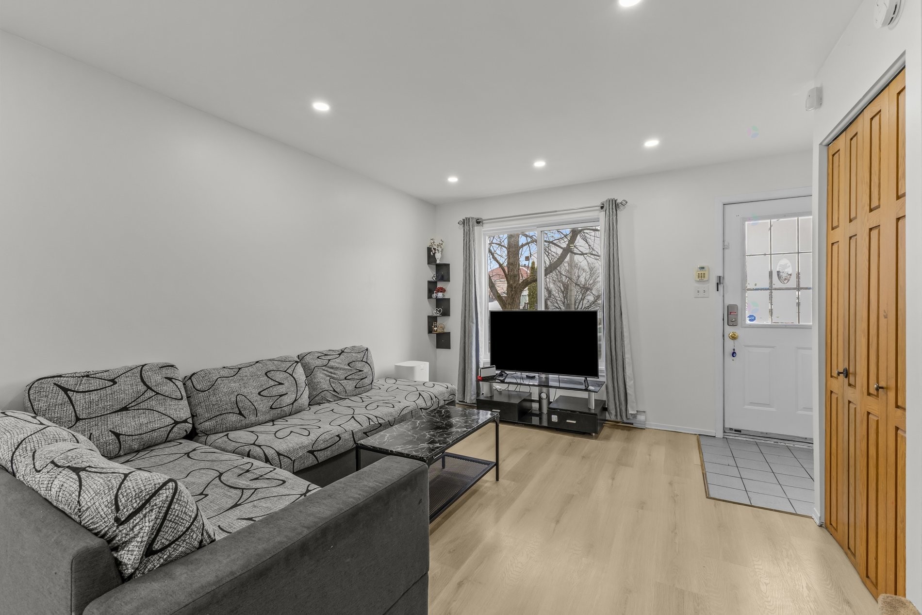 









233


Rue P.-É.-Borduas

,
Laval (Sainte-Rose),




QC
H7L5G7

