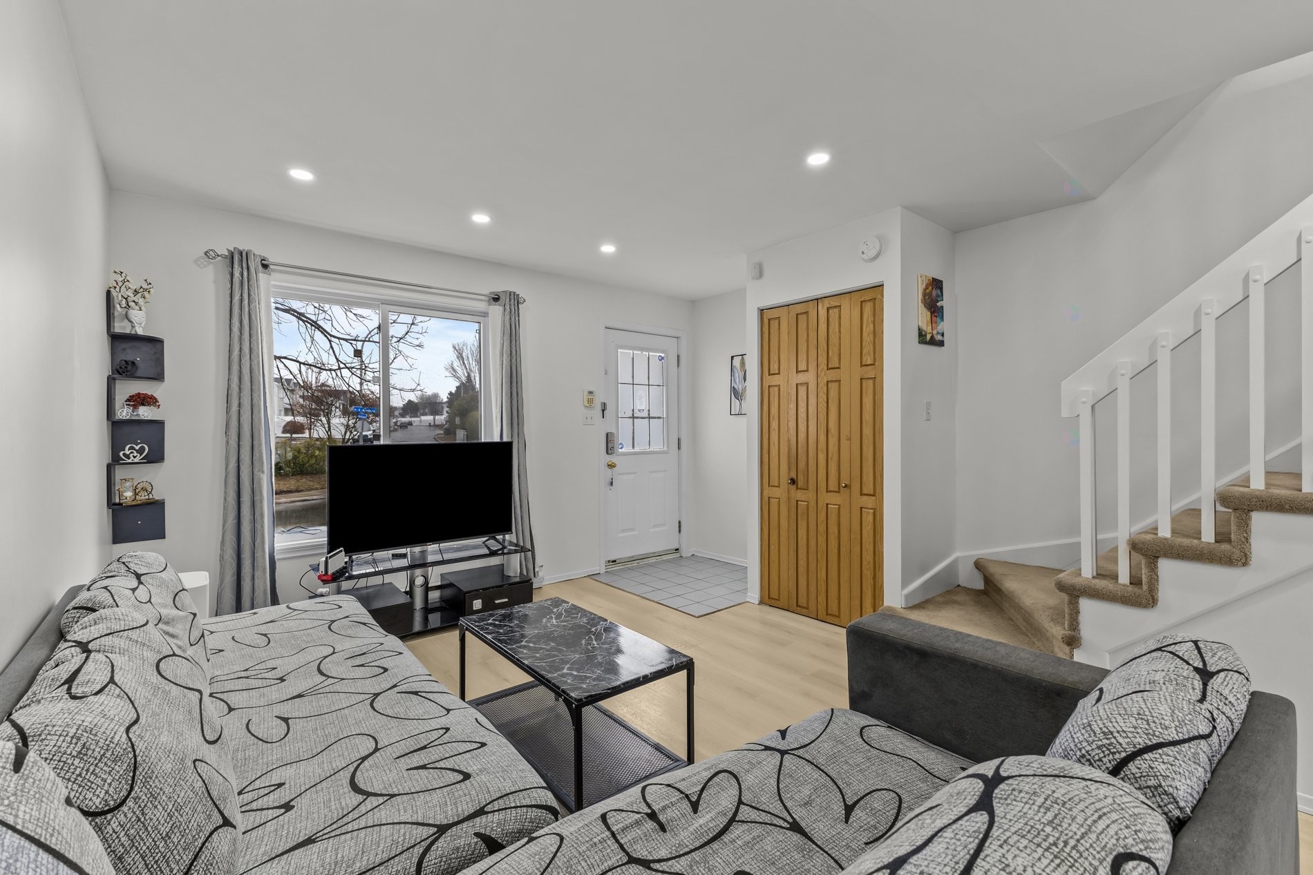 









233


Rue P.-É.-Borduas

,
Laval (Sainte-Rose),




QC
H7L5G7

