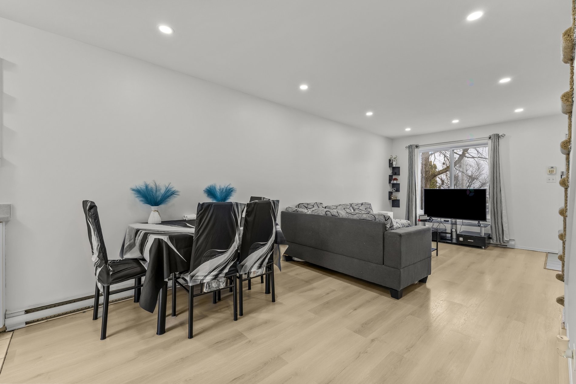 









233


Rue P.-É.-Borduas

,
Laval (Sainte-Rose),




QC
H7L5G7

