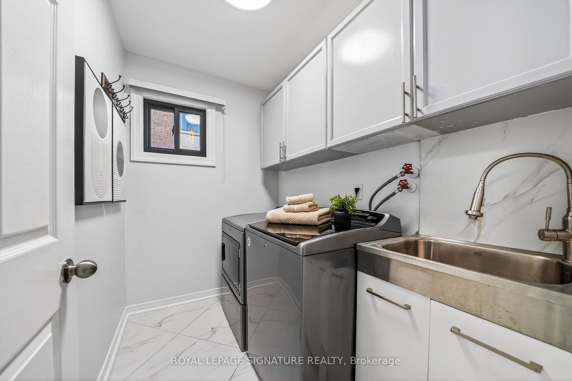 









578


Silverthorne

Crescent,
Mississauga,




ON
L5R 1W7

