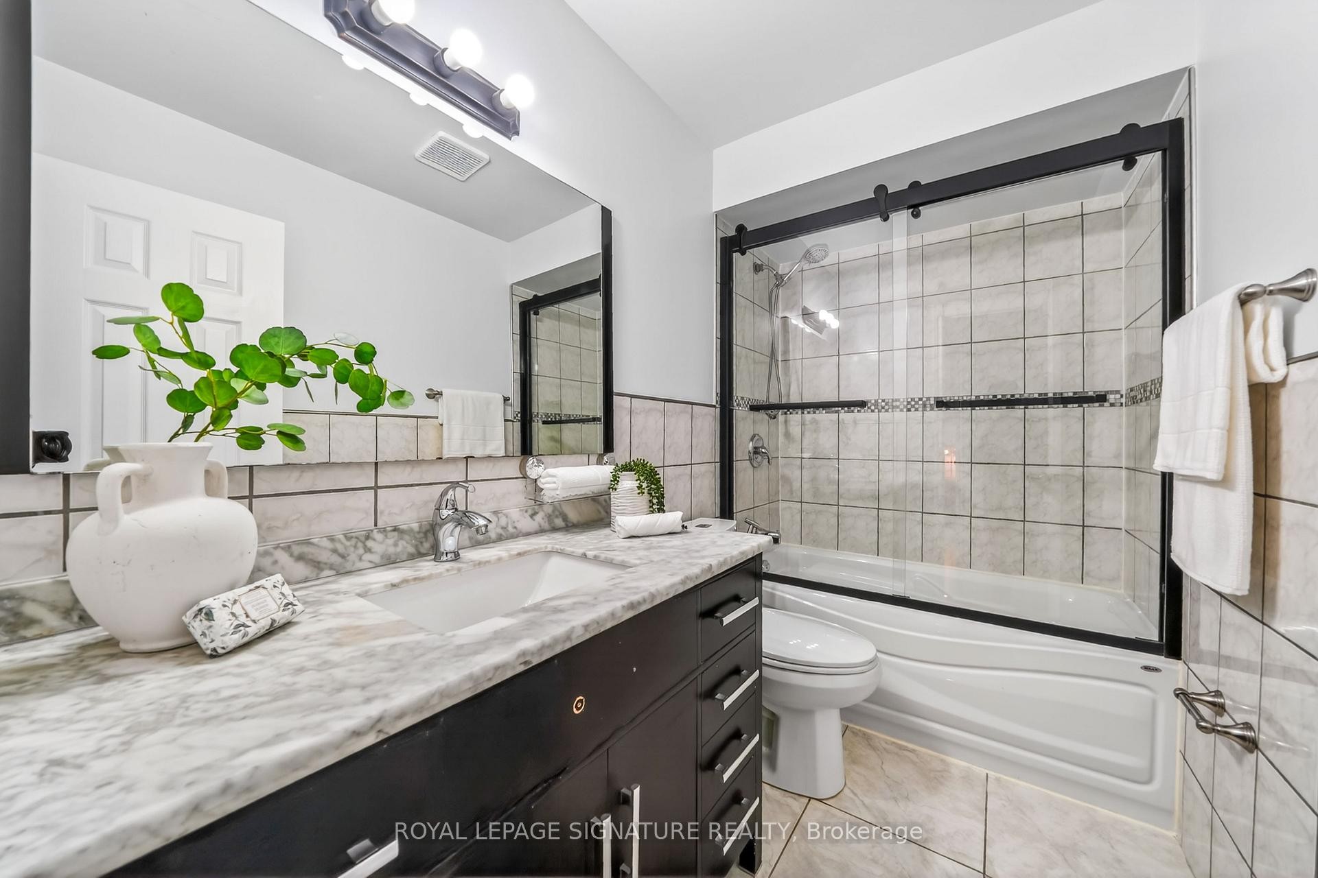 









578


Silverthorne

Crescent,
Mississauga,




ON
L5R 1W7

