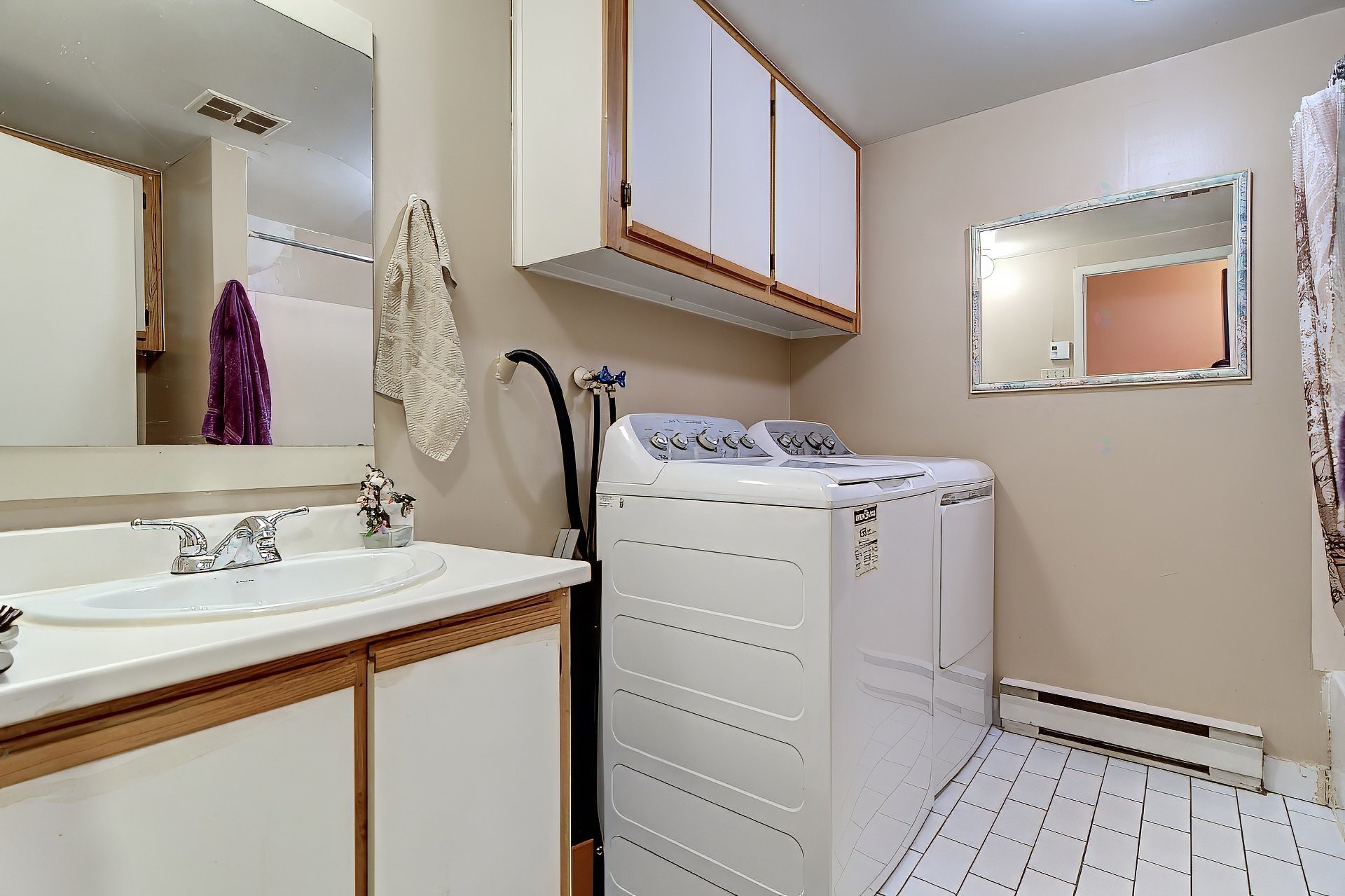 









2050

 - 2056


Av. Letourneux

,
Montréal (Mercier/Hochelaga-Maisonneuve),




QC
H1V2N4

