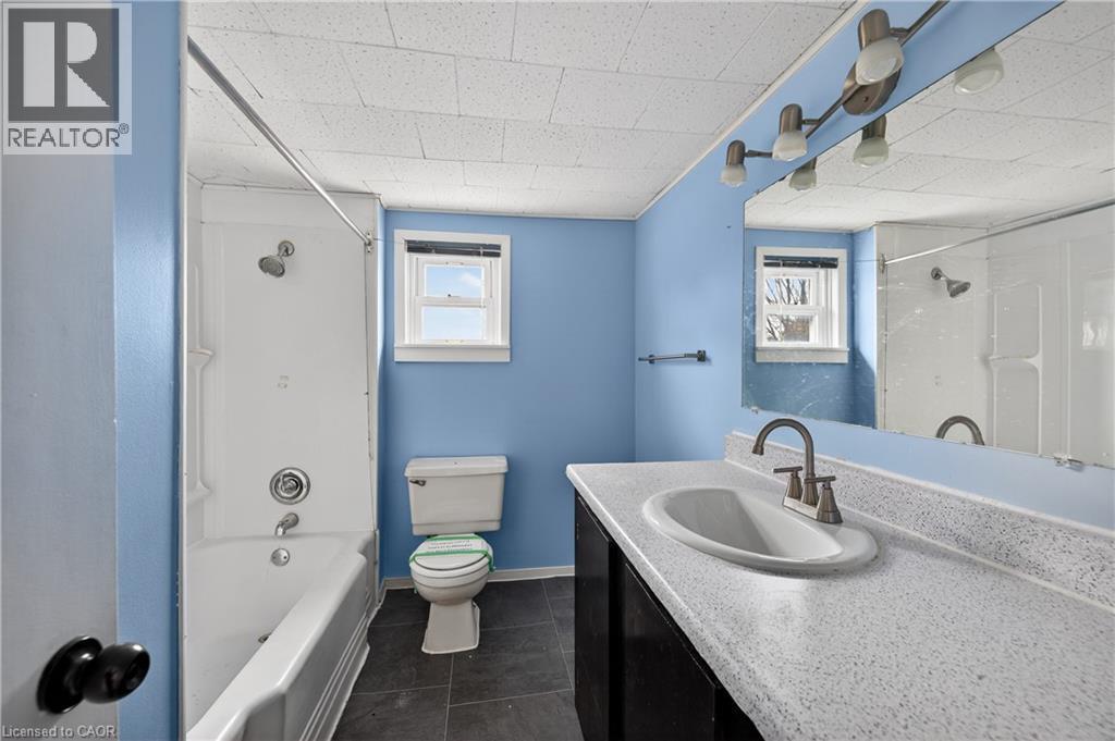 












527 BOND Street

,
Watford,




Ontario
N0M2S0

