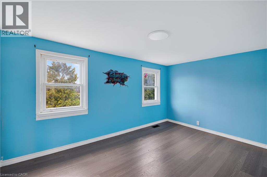 












527 BOND Street

,
Watford,




Ontario
N0M2S0

