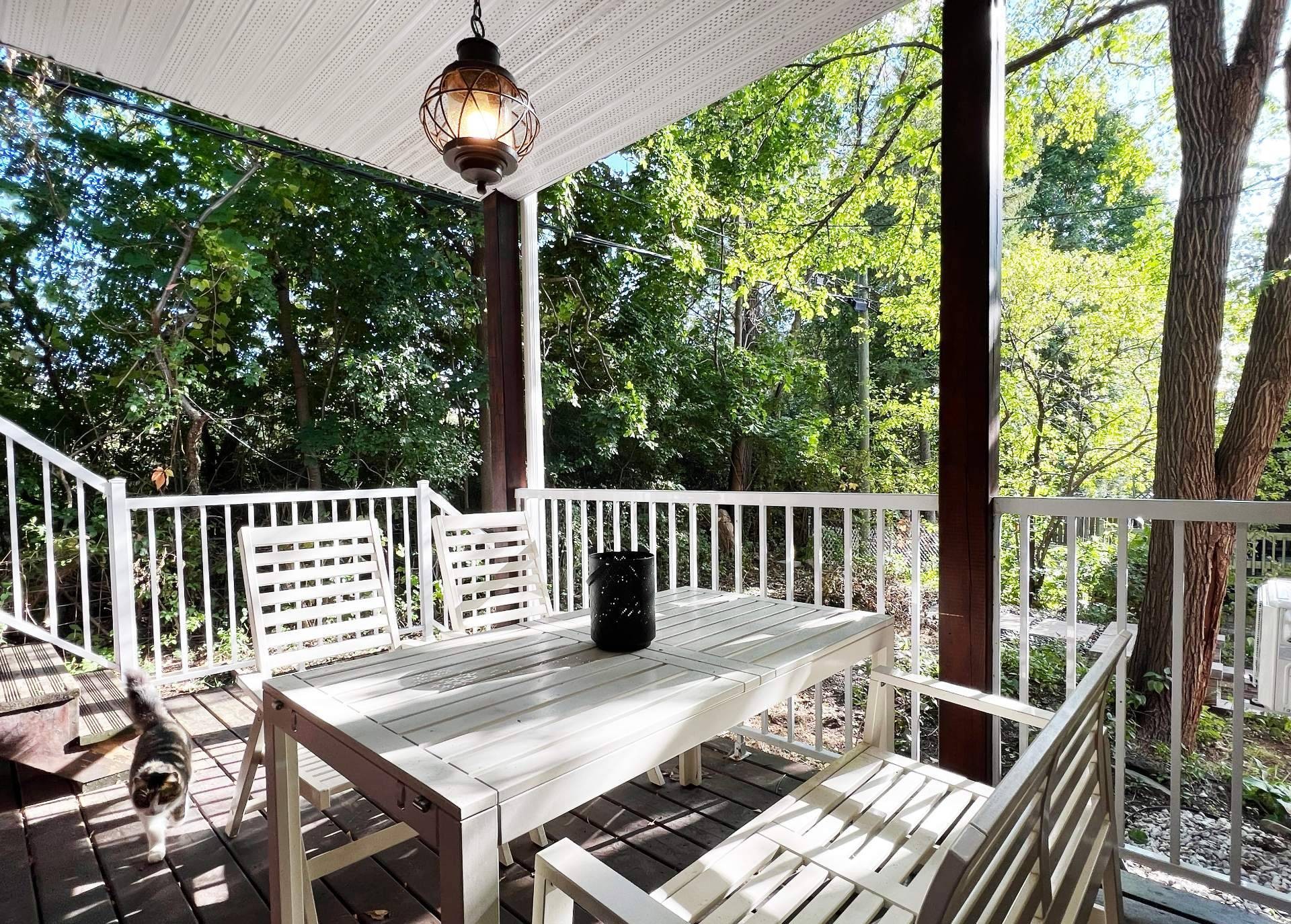 









4672


Av. Lacombe

,
Montréal (Côte-des-Neiges/Notre-Dame-de-Grâce),




QC
H3W1R3

