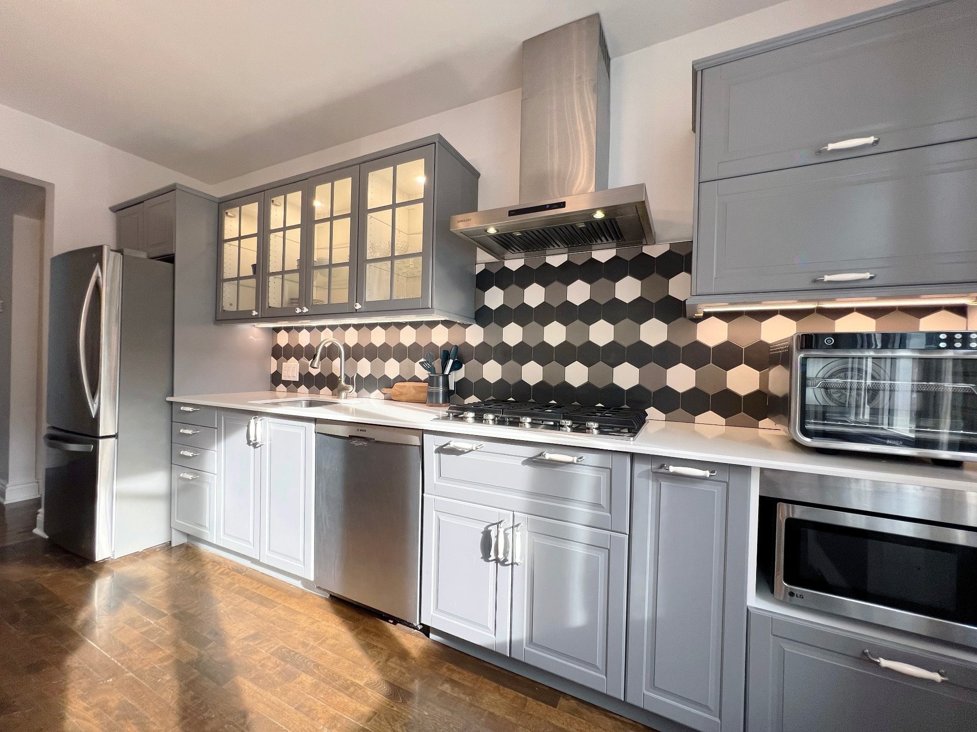 









4672


Av. Lacombe

,
Montréal (Côte-des-Neiges/Notre-Dame-de-Grâce),




QC
H3W1R3

