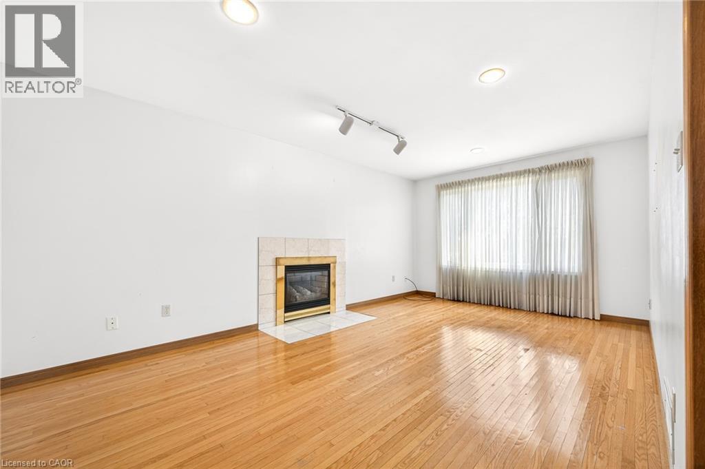 












27 TRIESTE Place

,
Hamilton,




Ontario
L9B2C3

