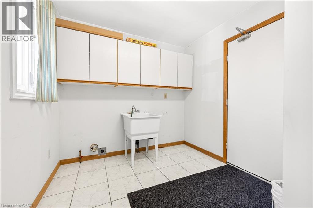 












27 TRIESTE Place

,
Hamilton,




Ontario
L9B2C3

