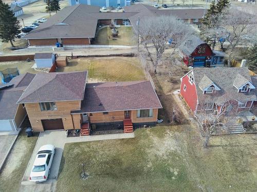 Located in a quiet crescent close to school bus pick up, arena, swimming and golf course.