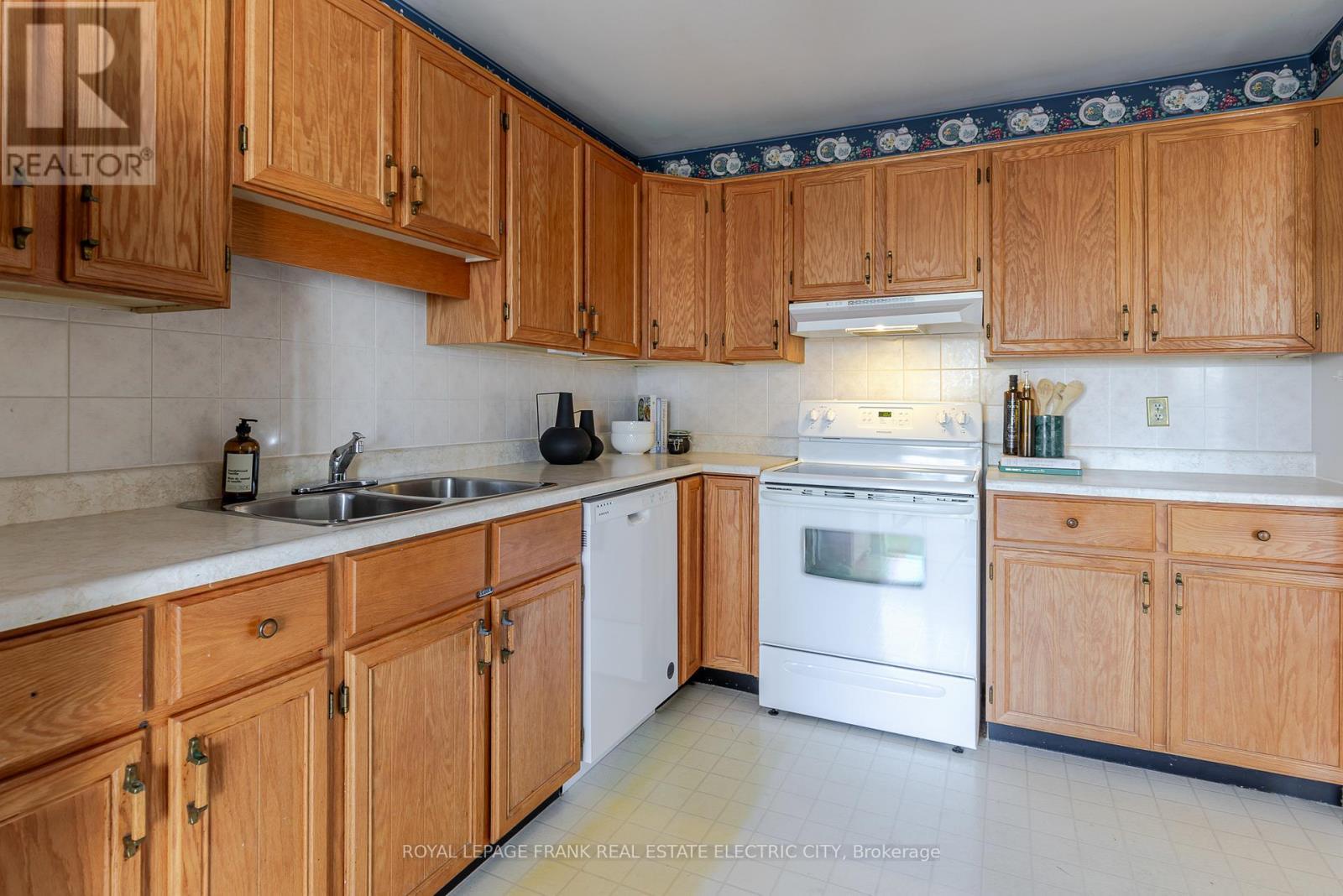 












30 - 36 CHAMPLAIN CRESCENT

,
Peterborough (Northcrest Ward 5),




Ontario
K9L1T1

