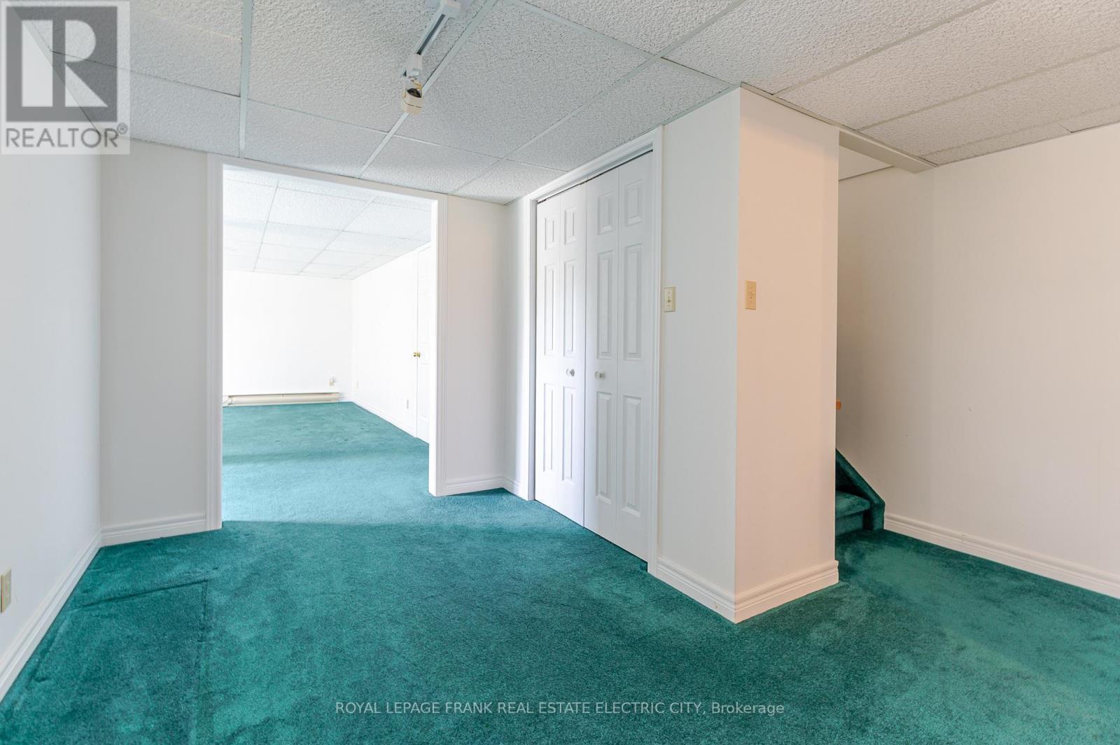 












30 - 36 CHAMPLAIN CRESCENT

,
Peterborough (Northcrest Ward 5),




Ontario
K9L1T1

