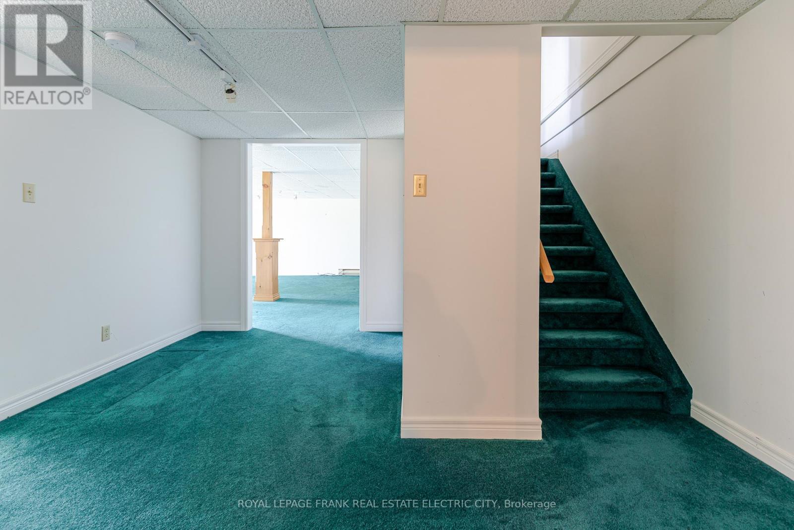 












30 - 36 CHAMPLAIN CRESCENT

,
Peterborough (Northcrest Ward 5),




Ontario
K9L1T1

